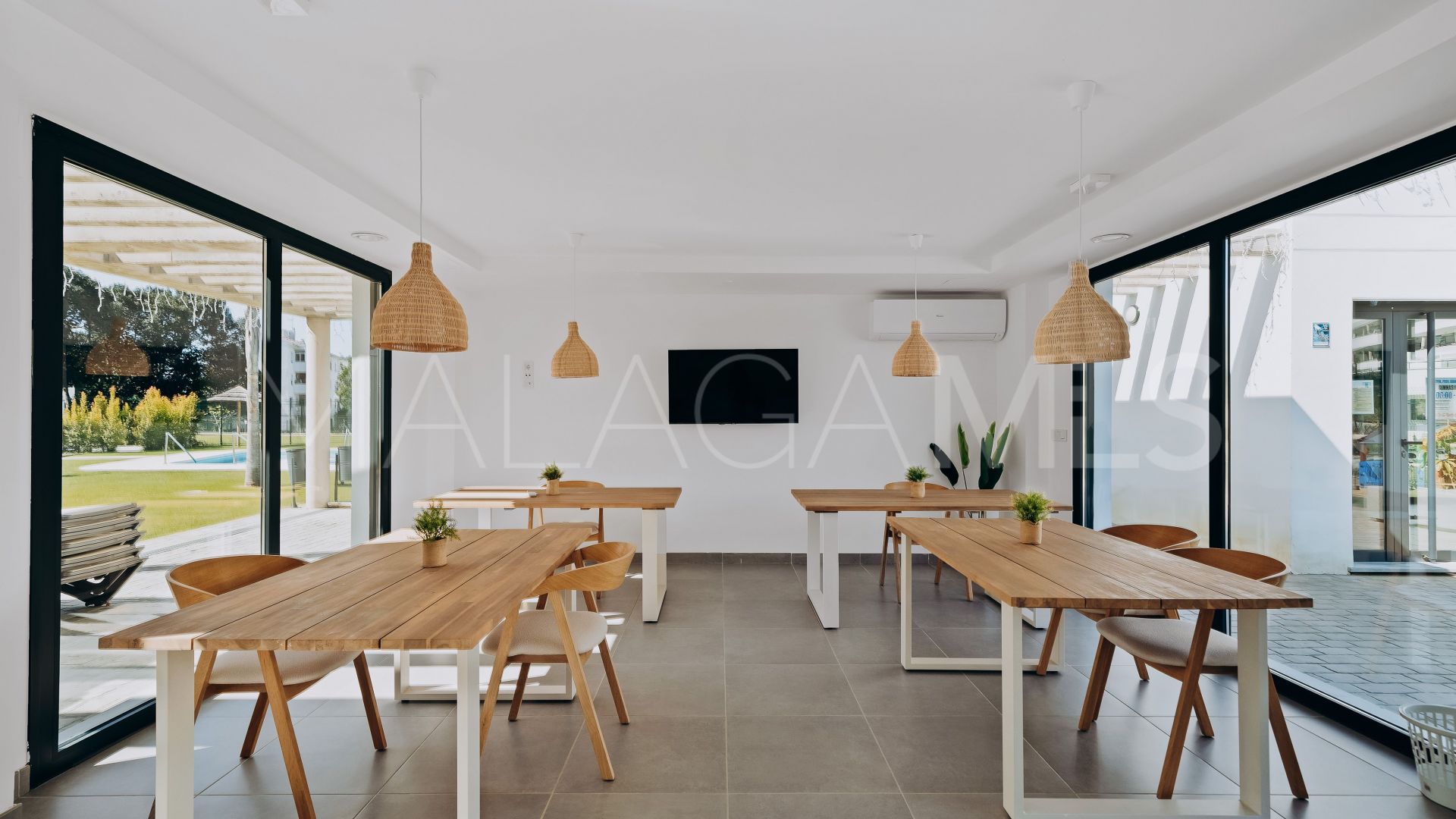 Apartamento planta baja with 2 bedrooms for sale in Estepona Este