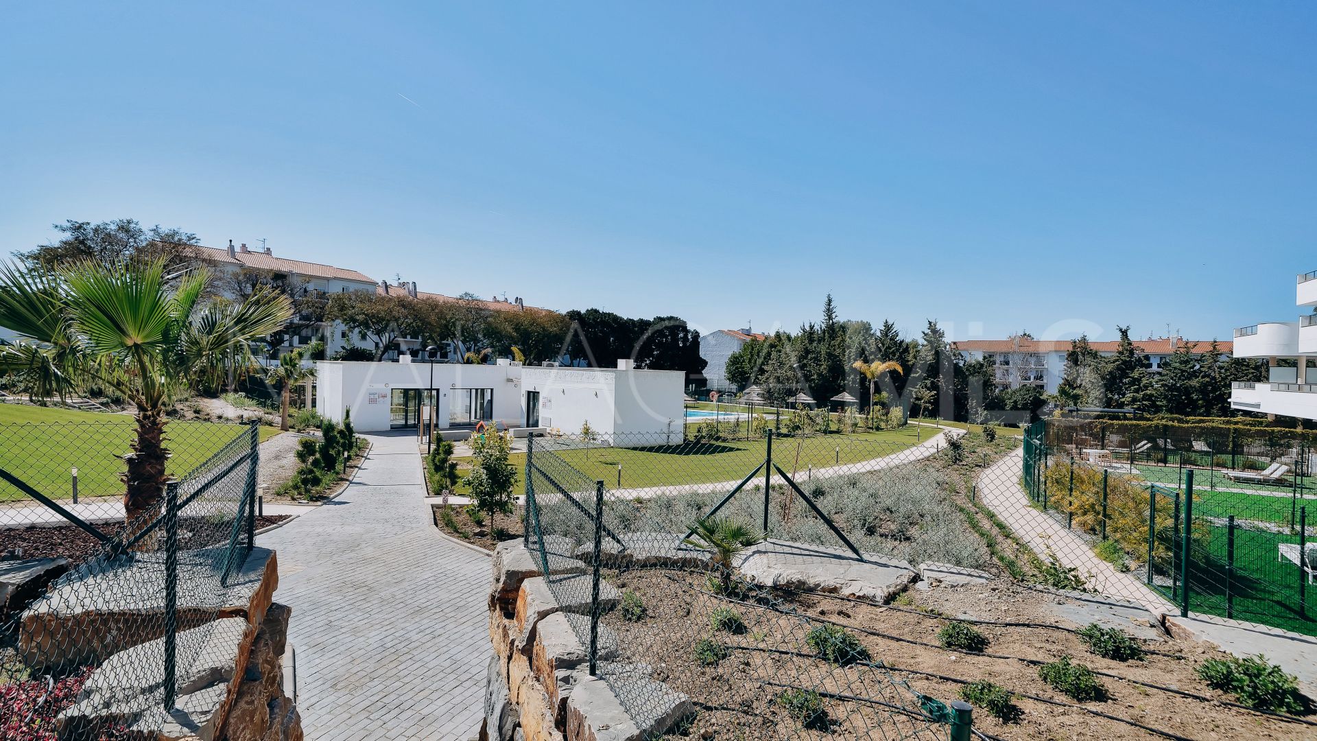 Apartamento planta baja with 2 bedrooms for sale in Estepona Este