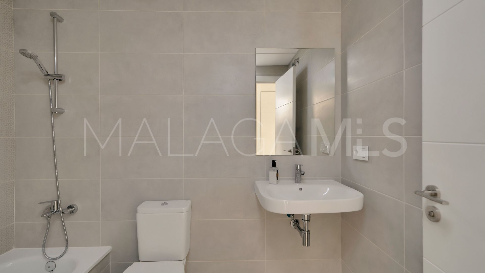 Apartamento planta baja with 2 bedrooms for sale in Estepona Este