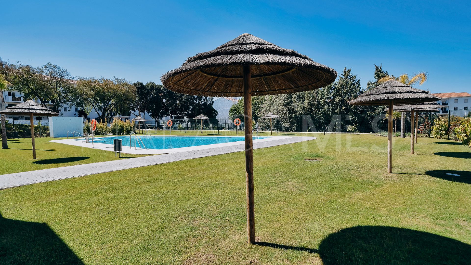 Apartamento planta baja with 2 bedrooms for sale in Estepona Este