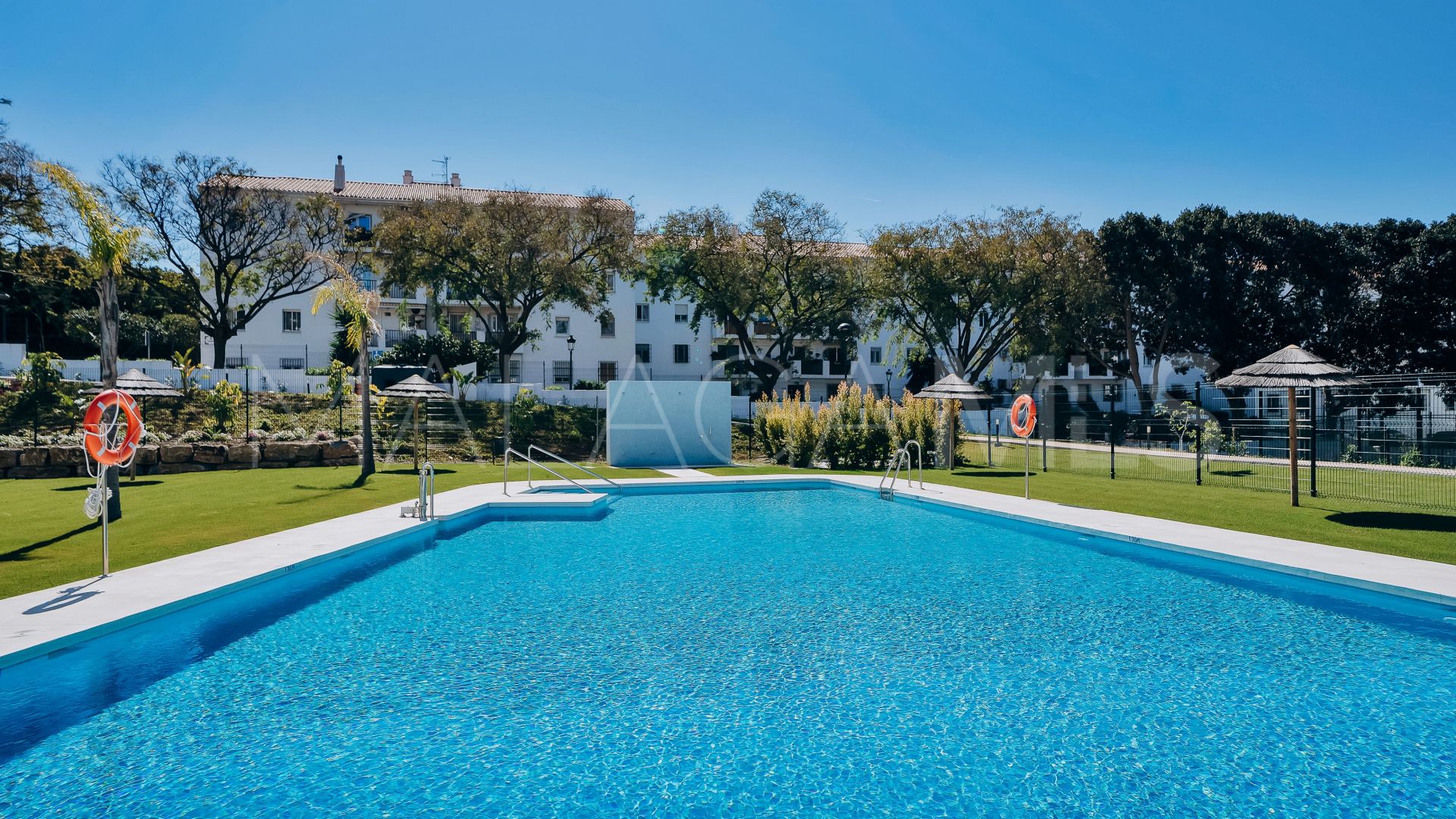 Apartamento planta baja with 2 bedrooms for sale in Estepona Este