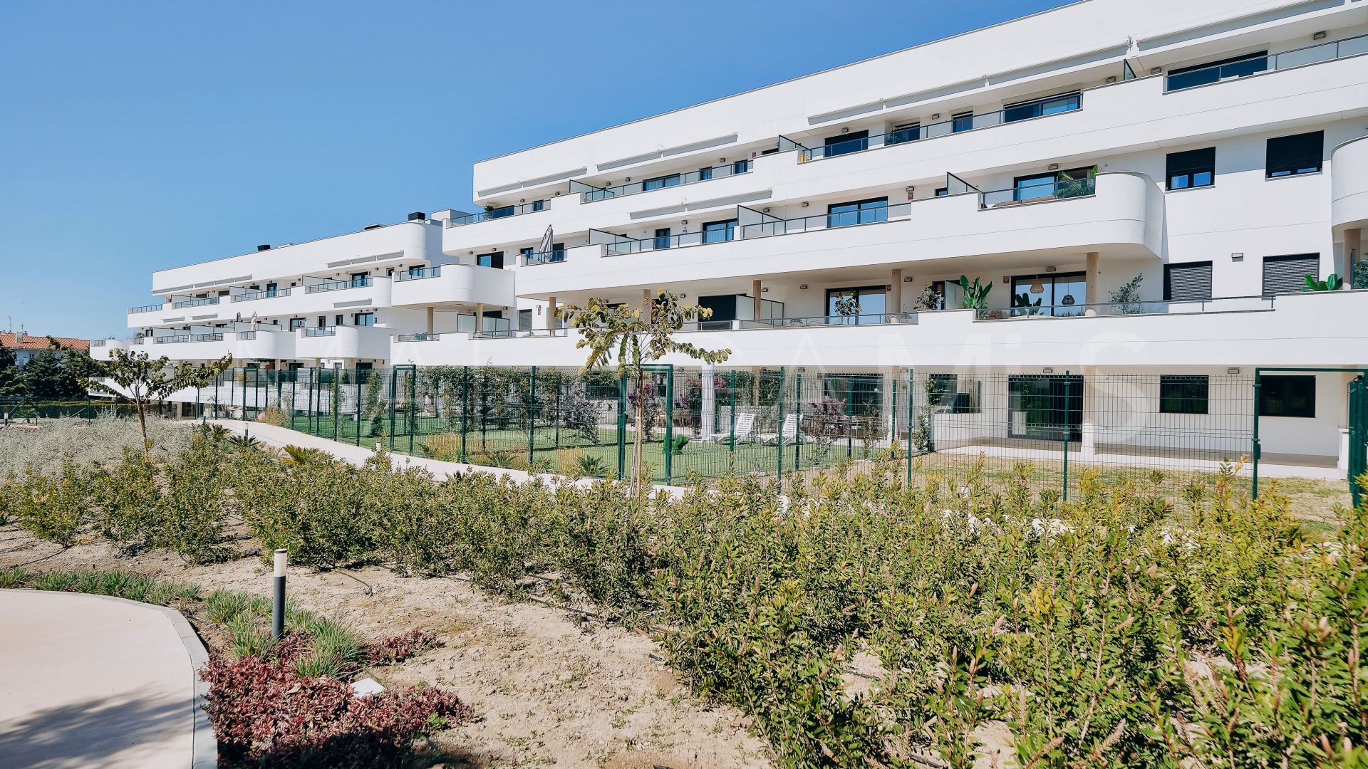 Apartamento planta baja with 2 bedrooms for sale in Estepona Este