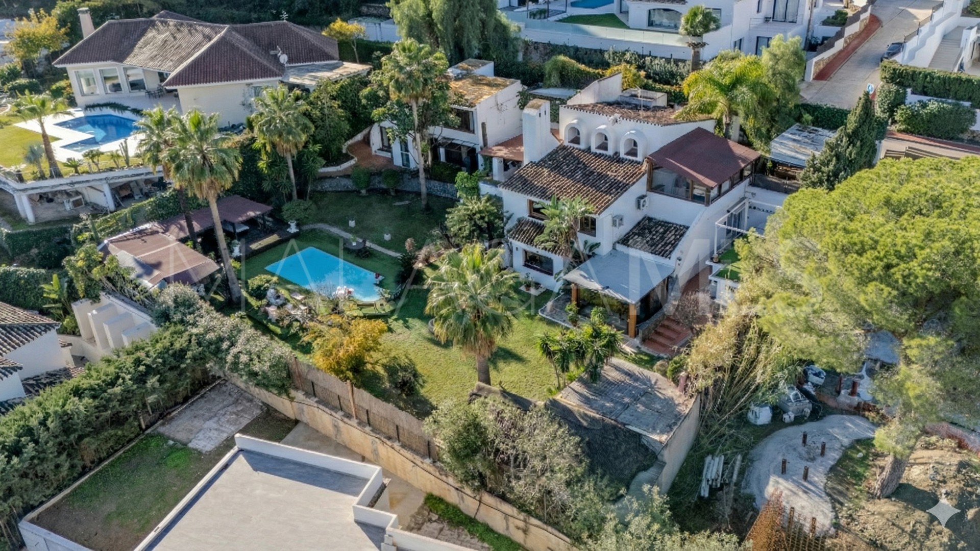 Buy villa with 7 bedrooms in Los Naranjos de Marbella