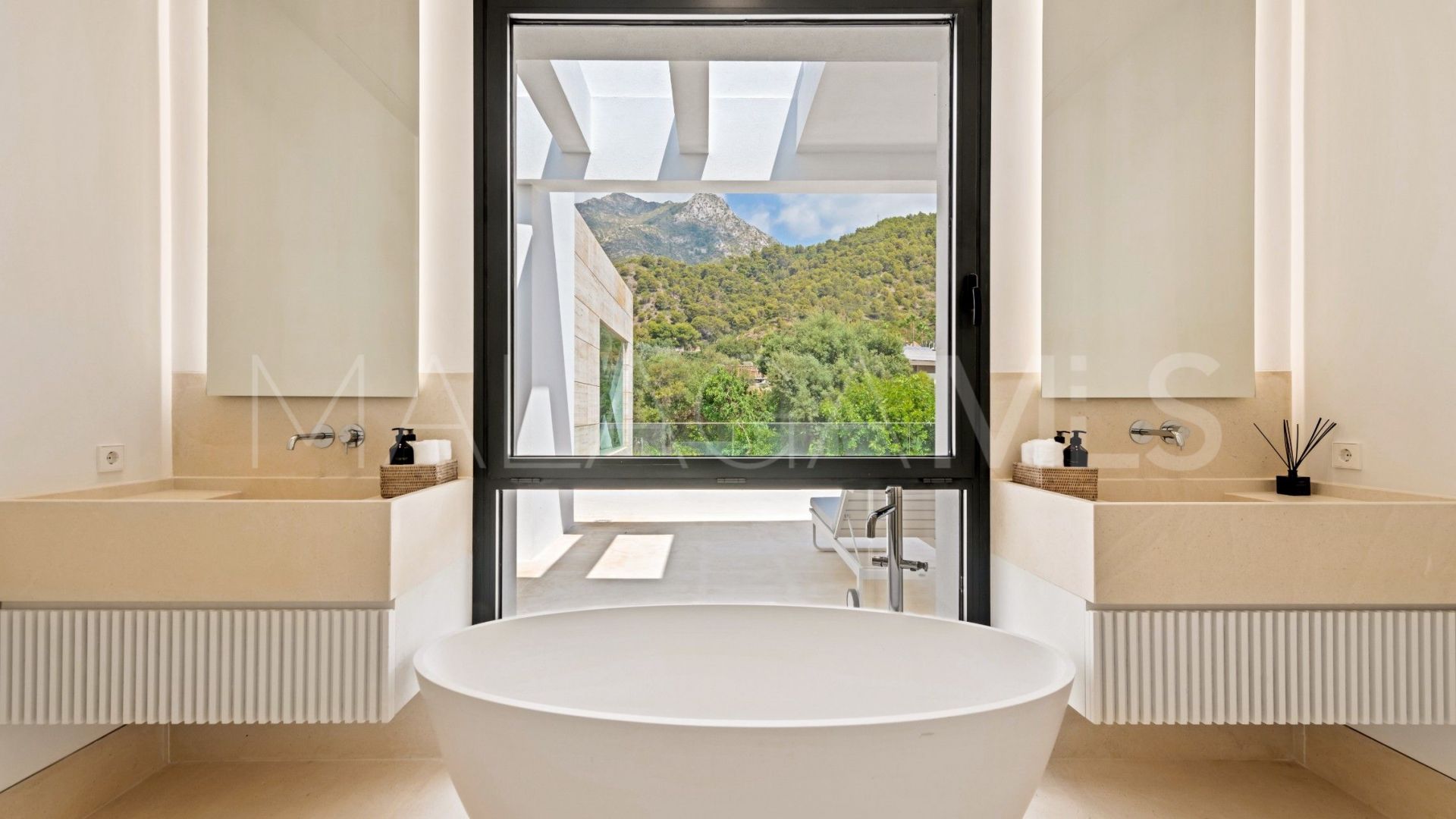 Villa for sale in Cascada de Camojan