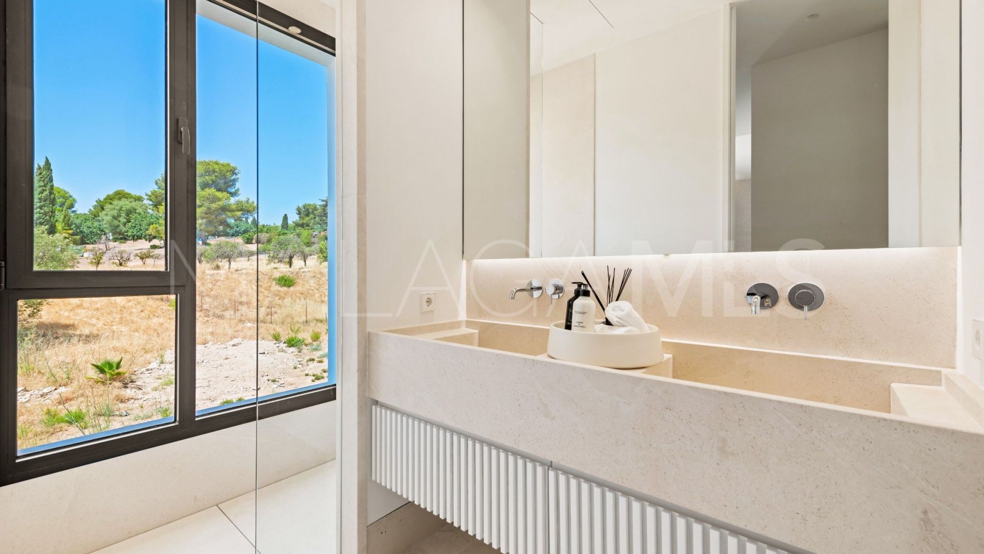 Villa for sale in Cascada de Camojan