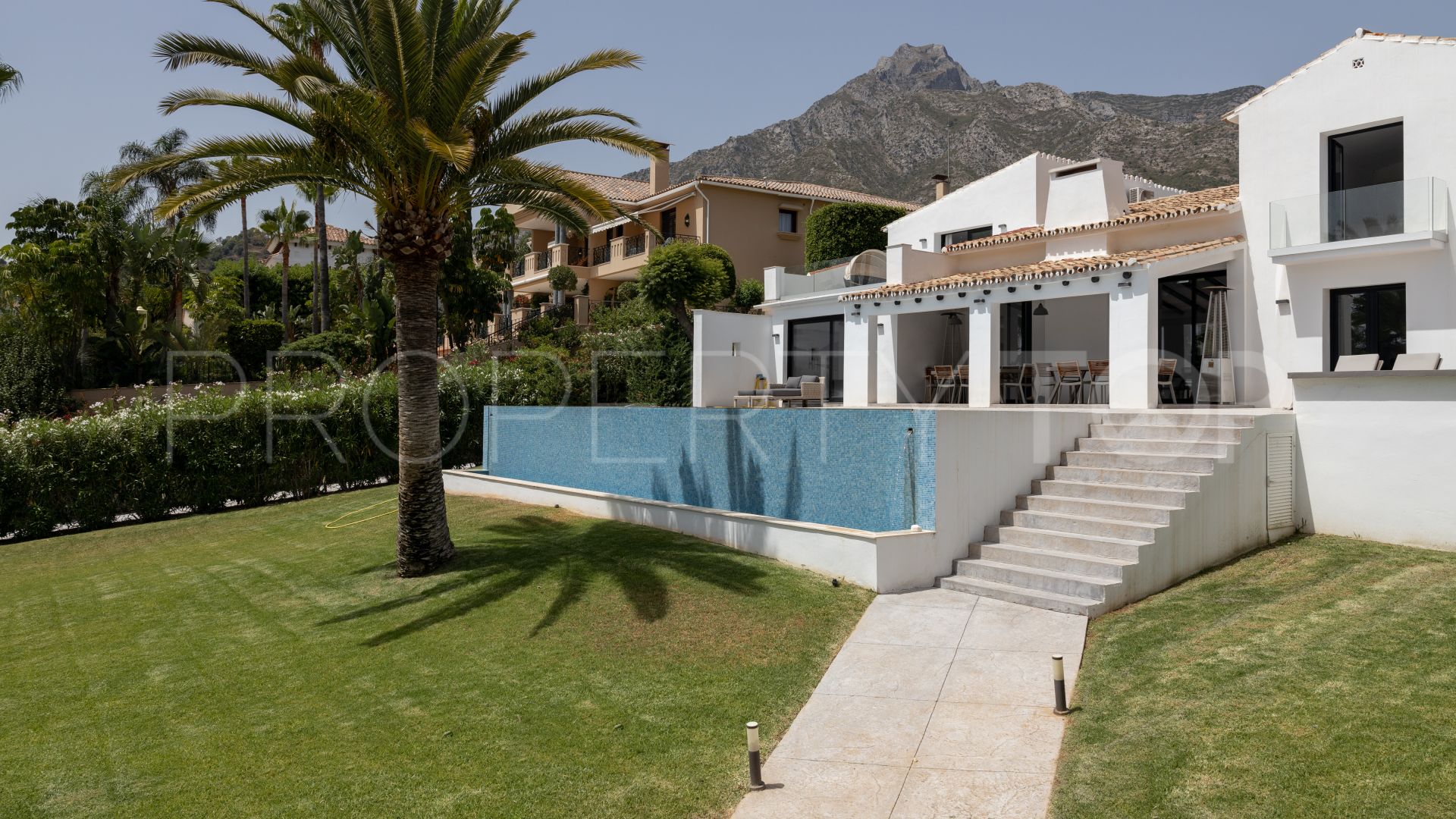 Buy villa in Marbella Hill Club with 6 bedrooms