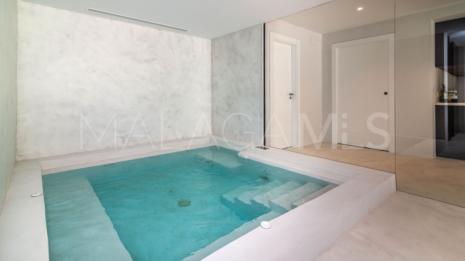Villa with 8 bedrooms for sale in Nueva Andalucia