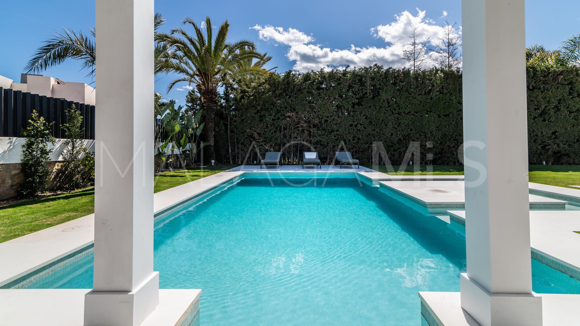 Villa with 8 bedrooms for sale in Nueva Andalucia