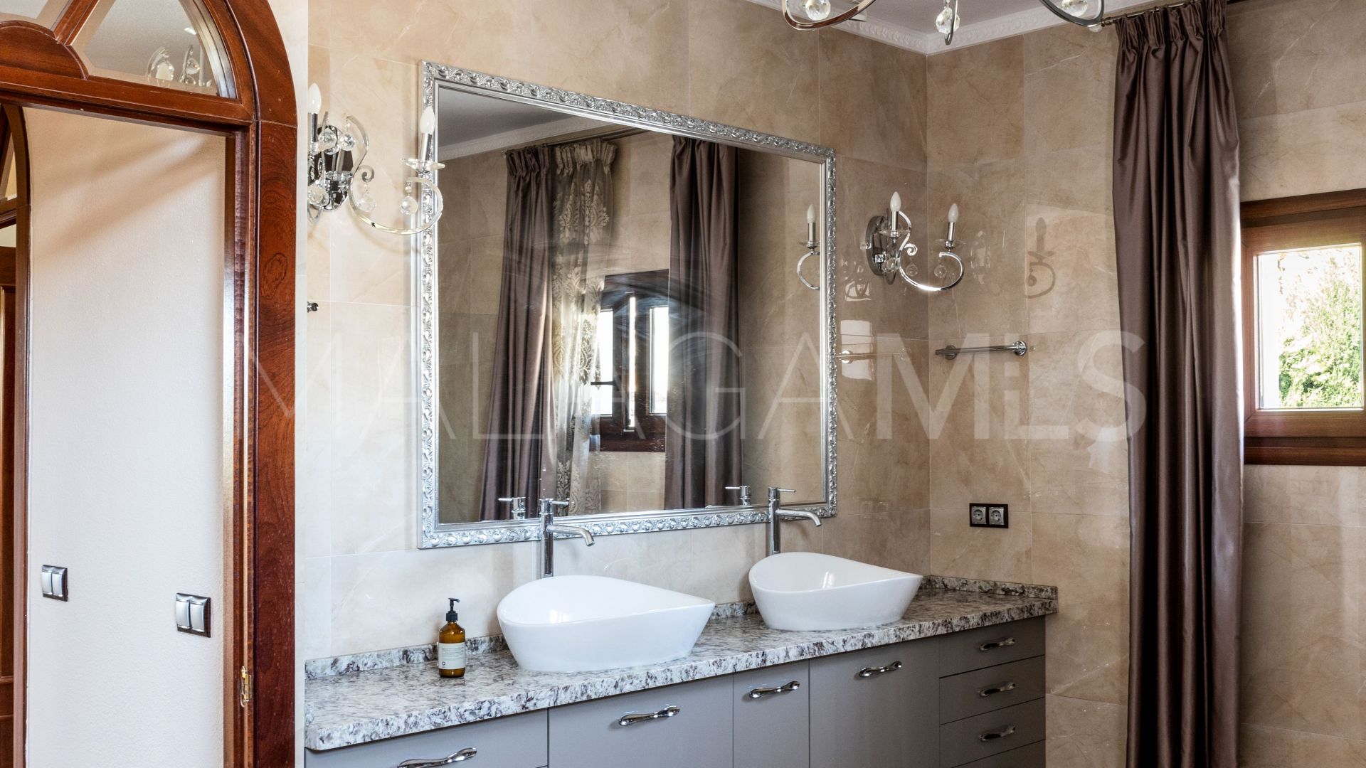 Villa for sale in Arroyo de la Miel