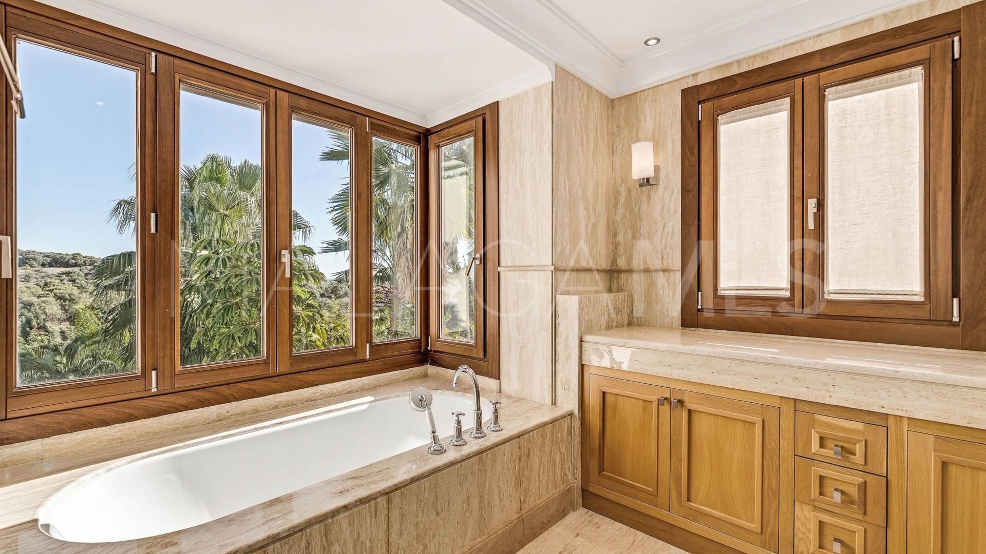 Se vende villa with 16 bedrooms in Benahavis
