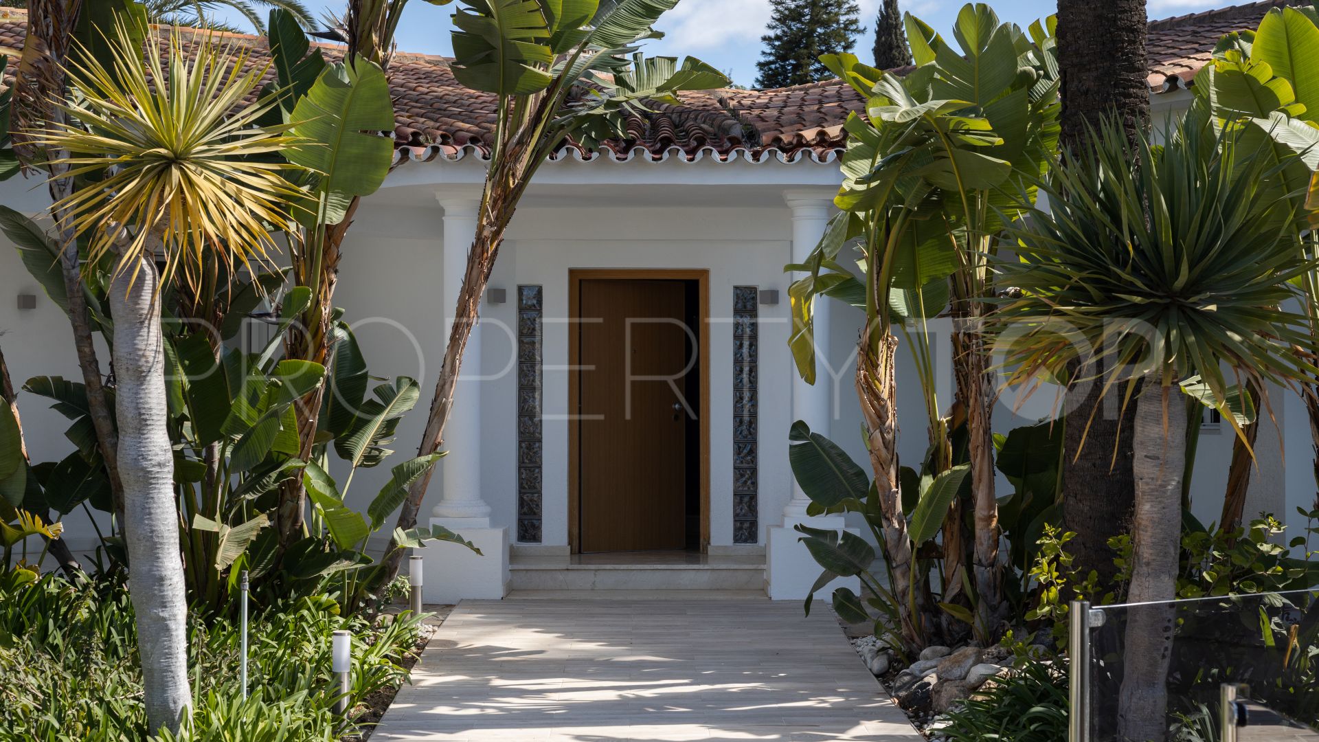 Villa for sale in Elviria with 8 bedrooms