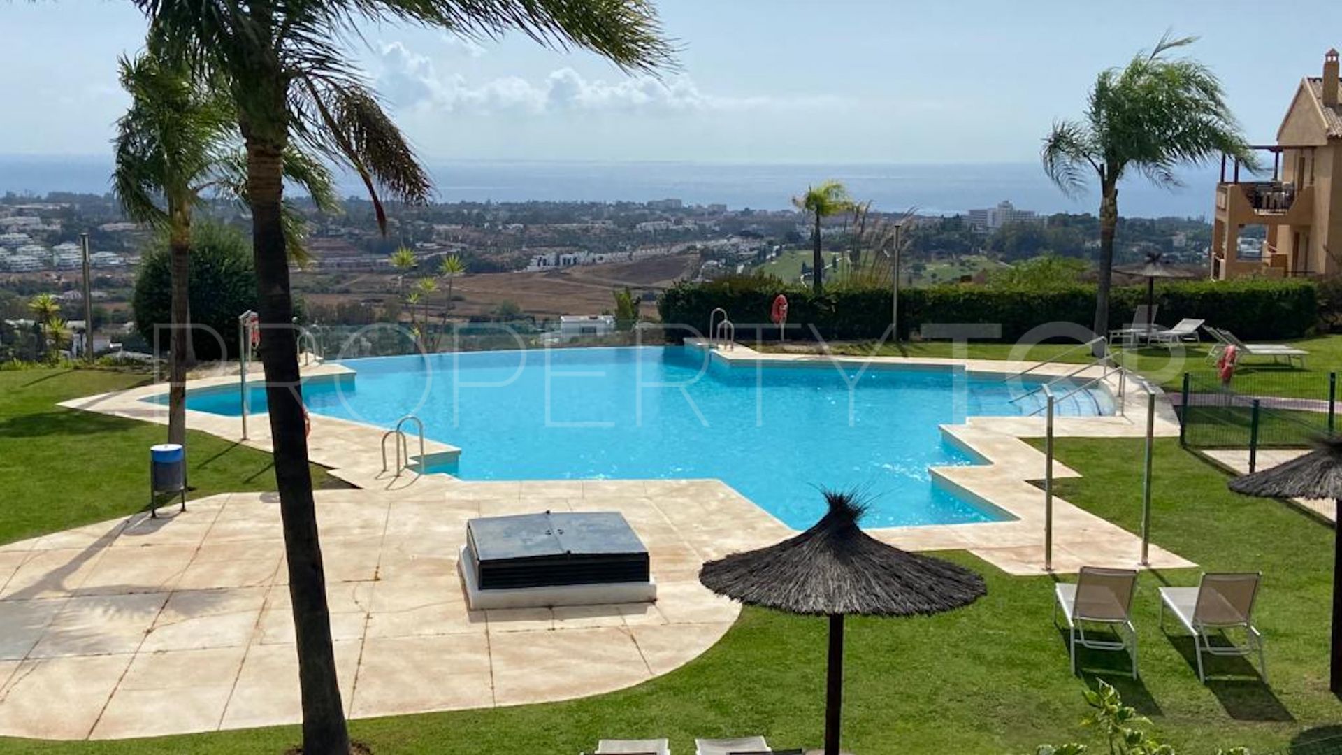 For sale ground floor apartment with 2 bedrooms in Benahavis