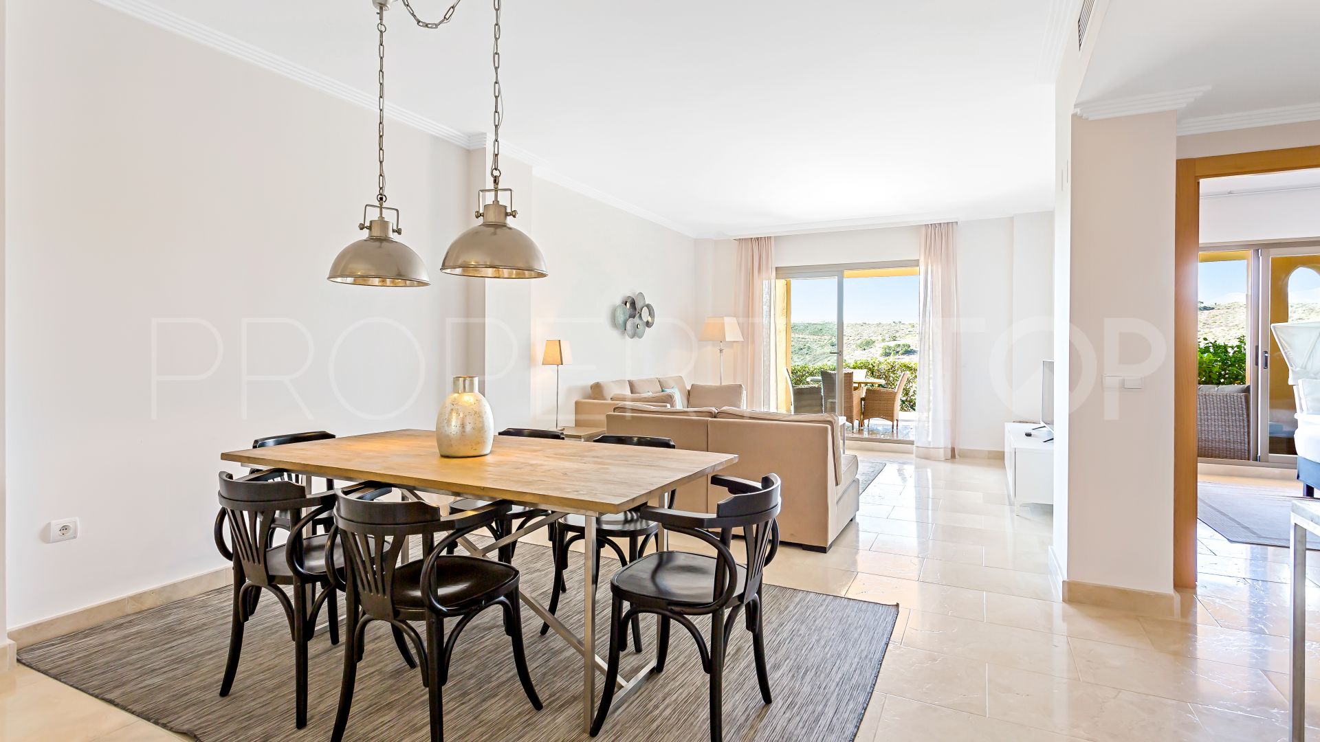 For sale ground floor apartment with 2 bedrooms in Benahavis