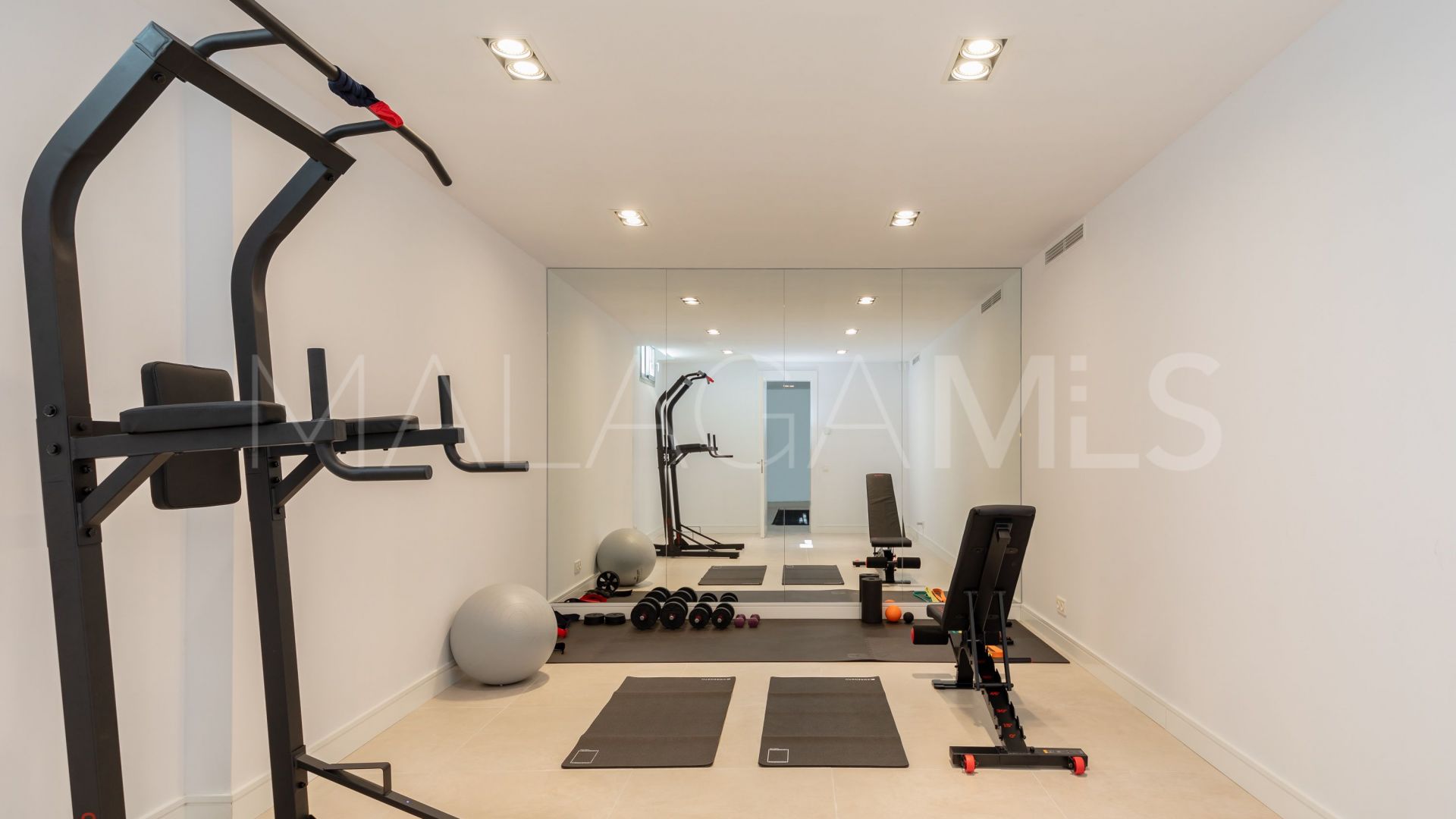 Se vende villa with 5 bedrooms in Marbella Este