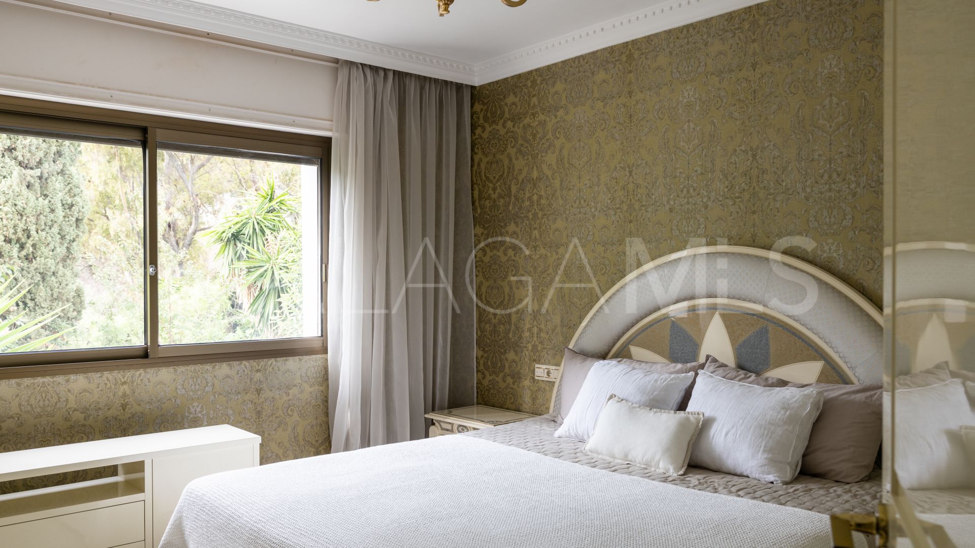 Buy atico in Las Lomas de Marbella de 3 bedrooms