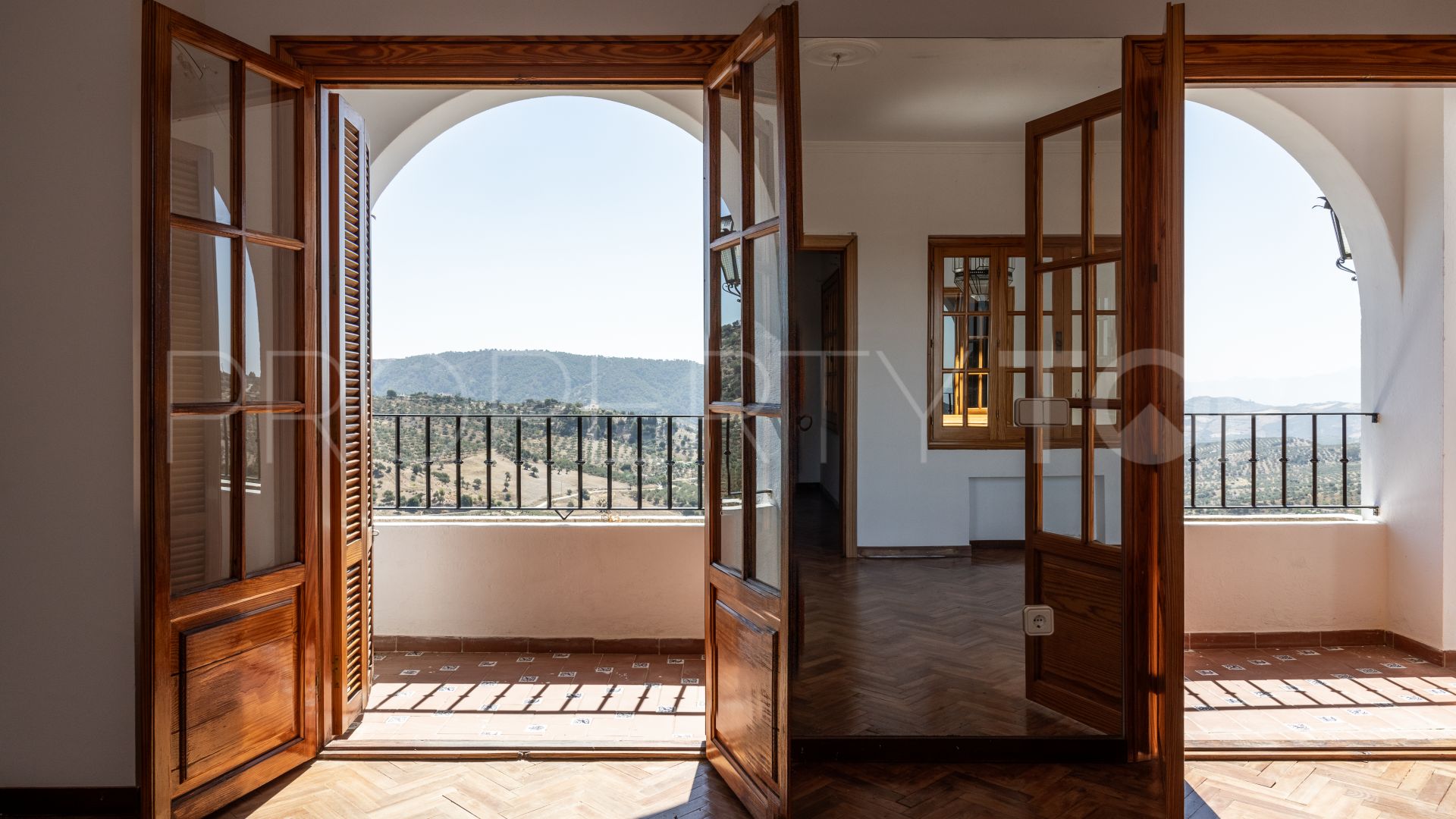 Villa for sale in Casarabonela with 9 bedrooms