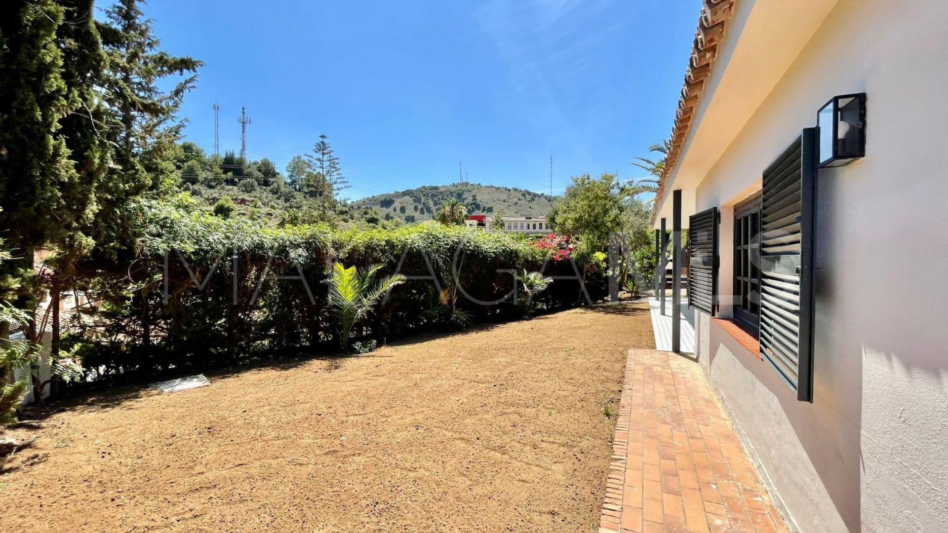 Villa for sale in El Limonar with 6 bedrooms