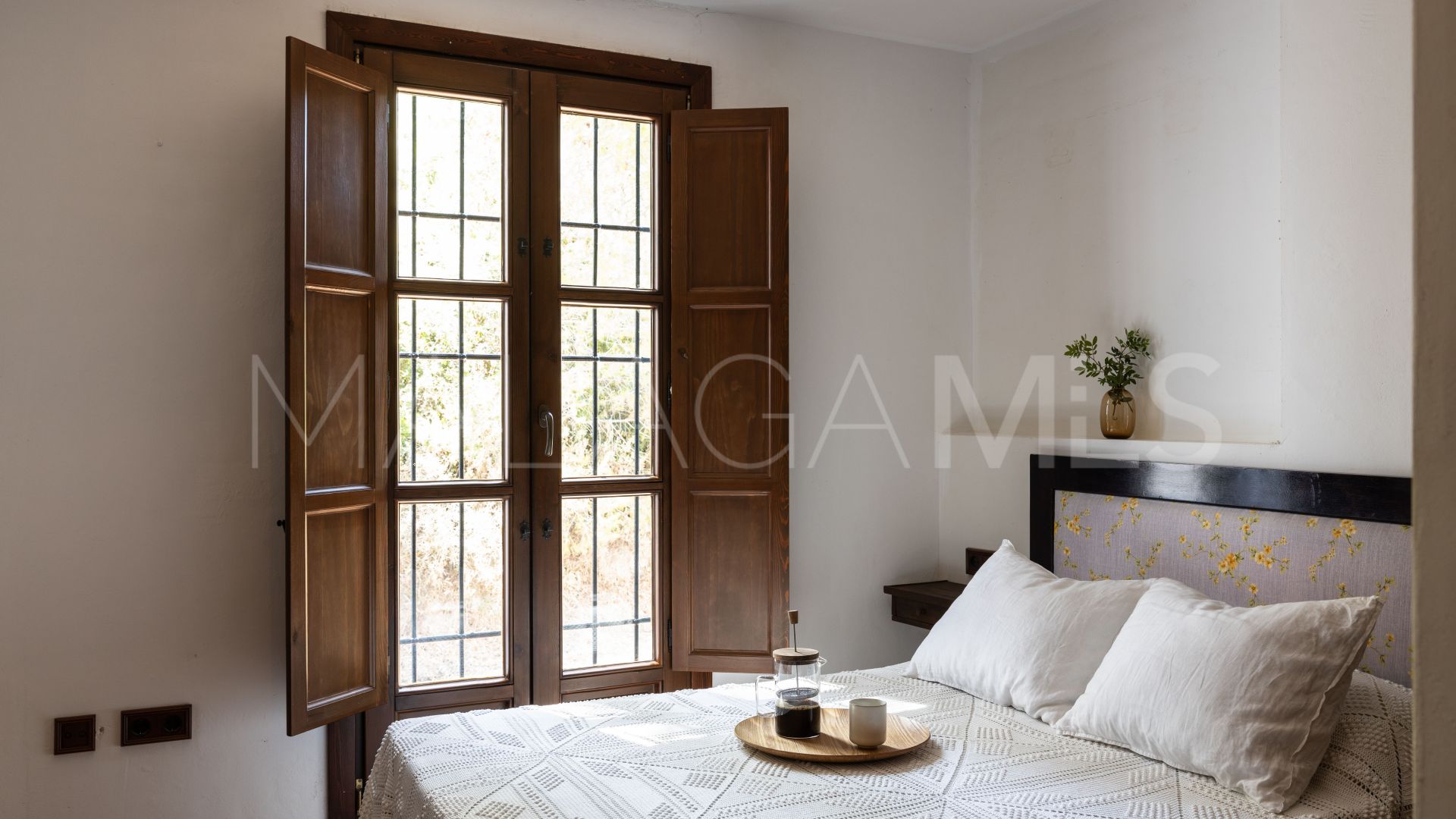 Buy villa in Casares