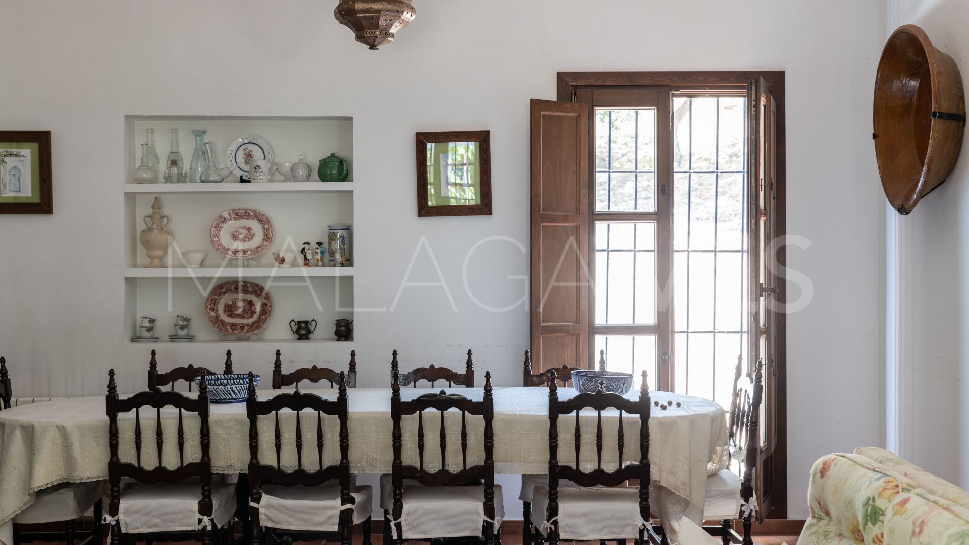 Buy villa in Casares
