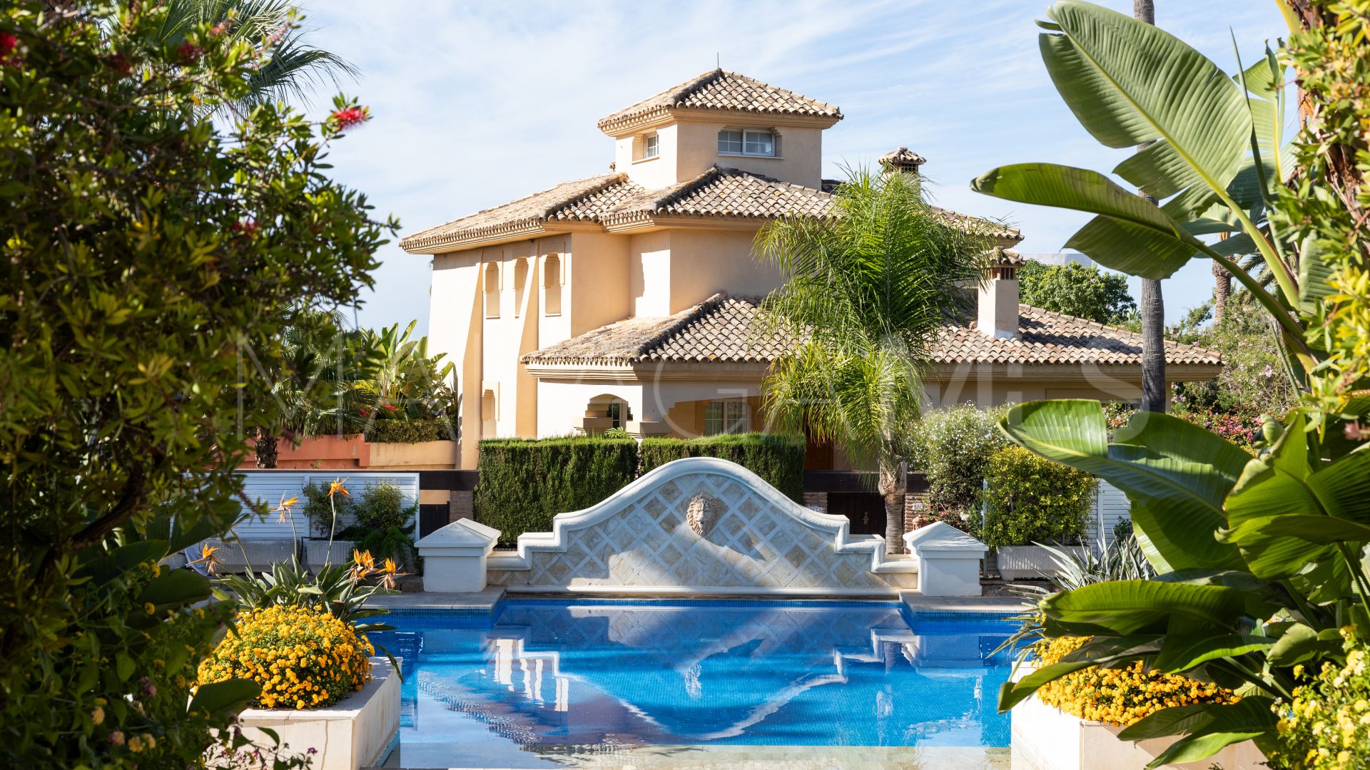 Buy villa in Las Chapas de 5 bedrooms