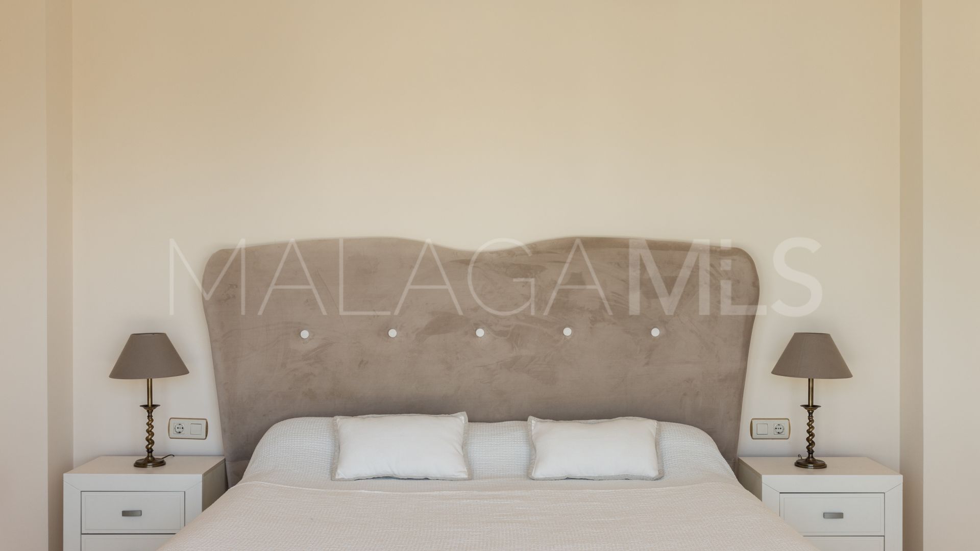 Buy villa in Las Chapas de 5 bedrooms