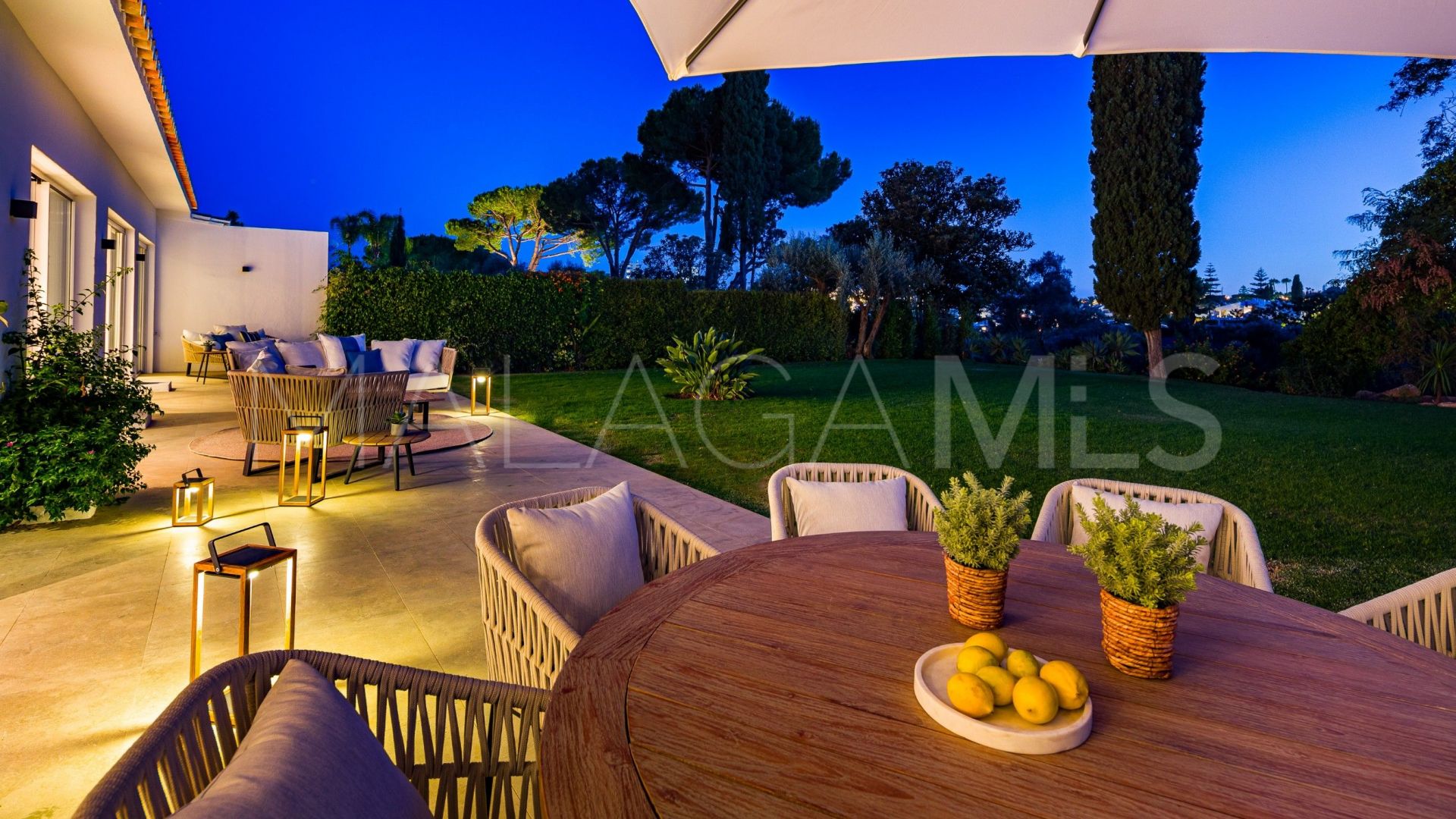 For sale semi detached villa in Nueva Andalucia