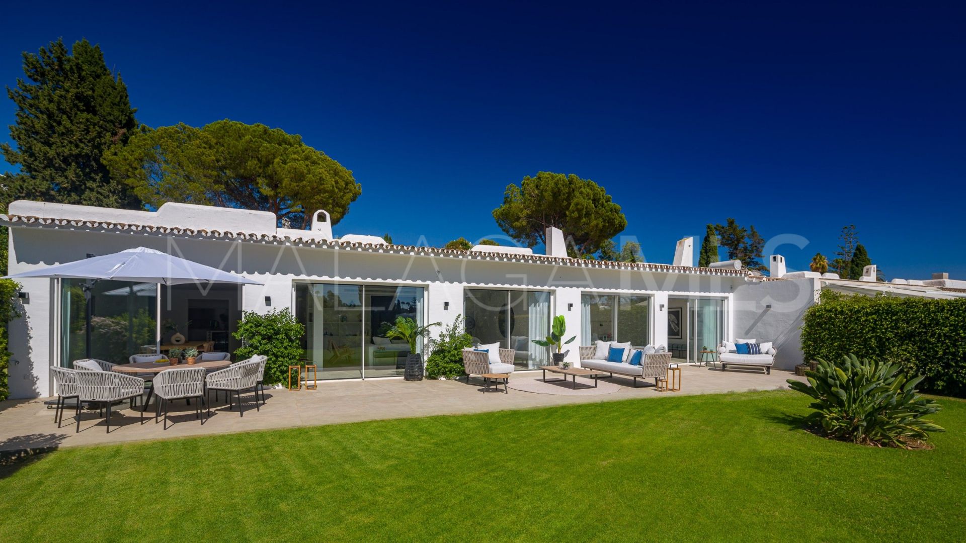 For sale semi detached villa in Nueva Andalucia