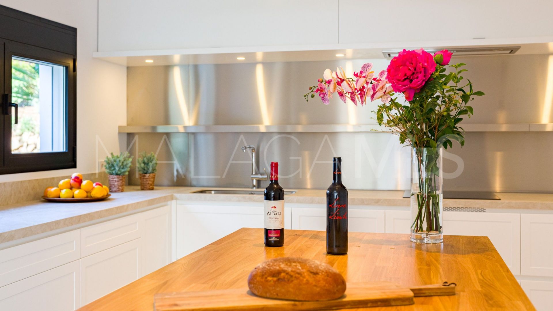 For sale semi detached villa in Nueva Andalucia