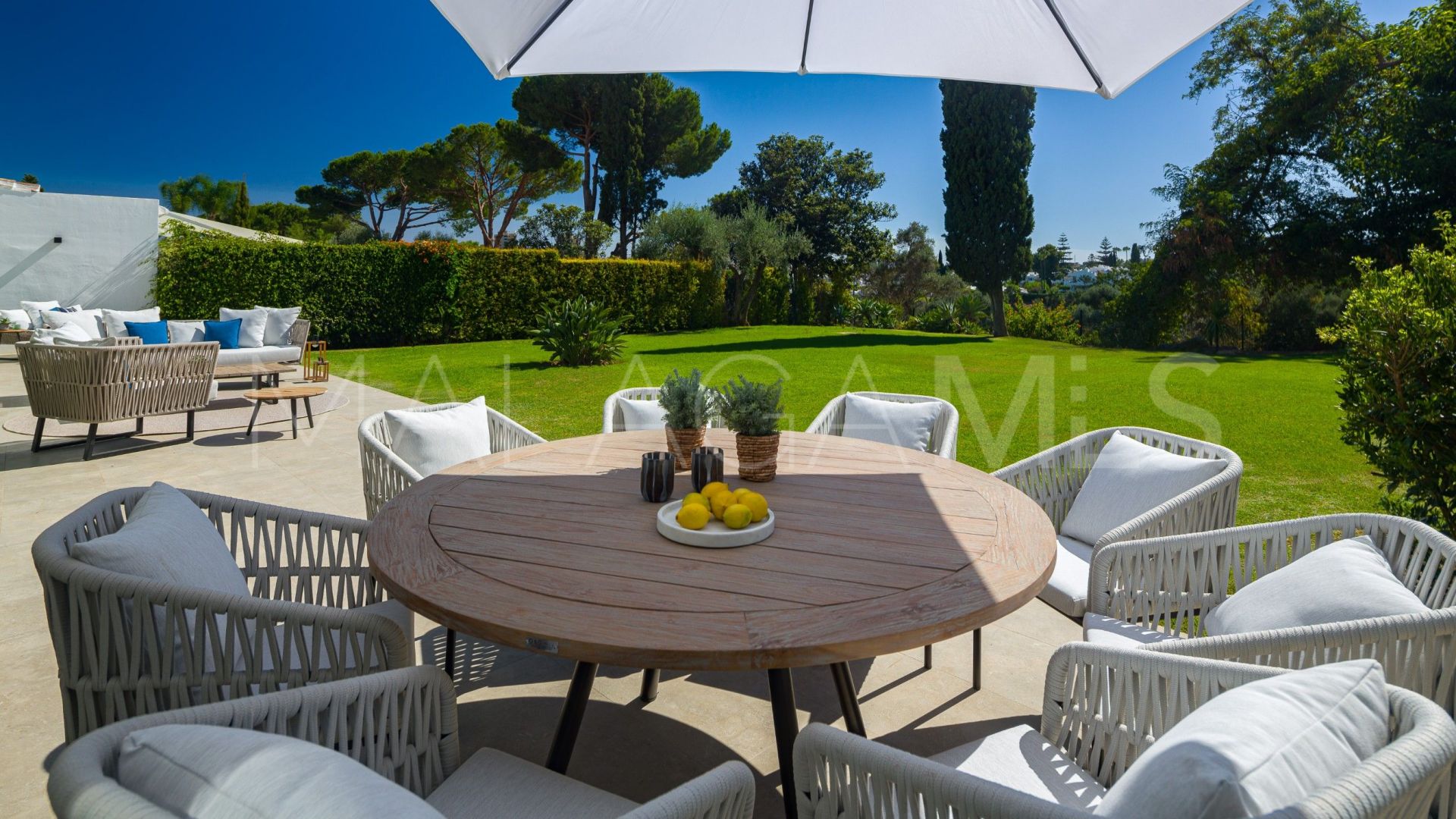 For sale semi detached villa in Nueva Andalucia