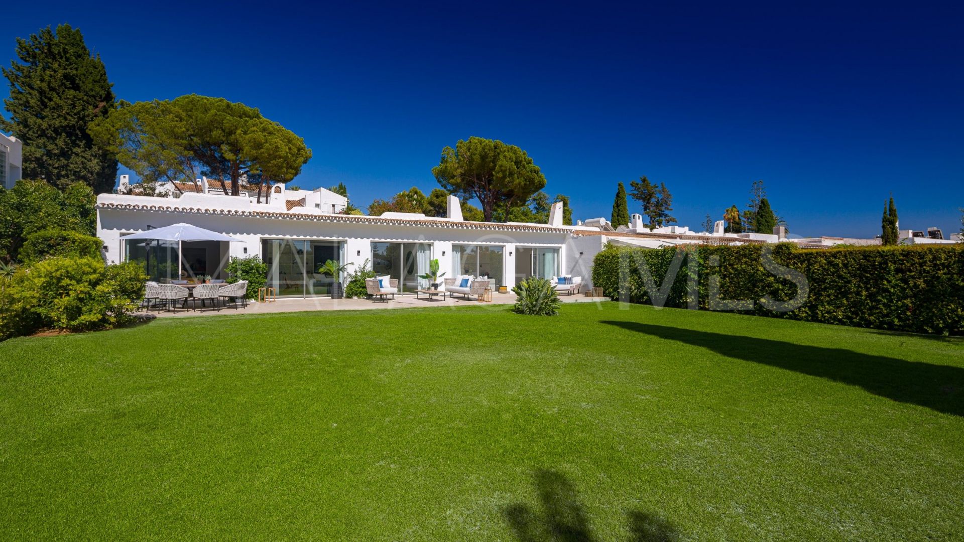 For sale semi detached villa in Nueva Andalucia