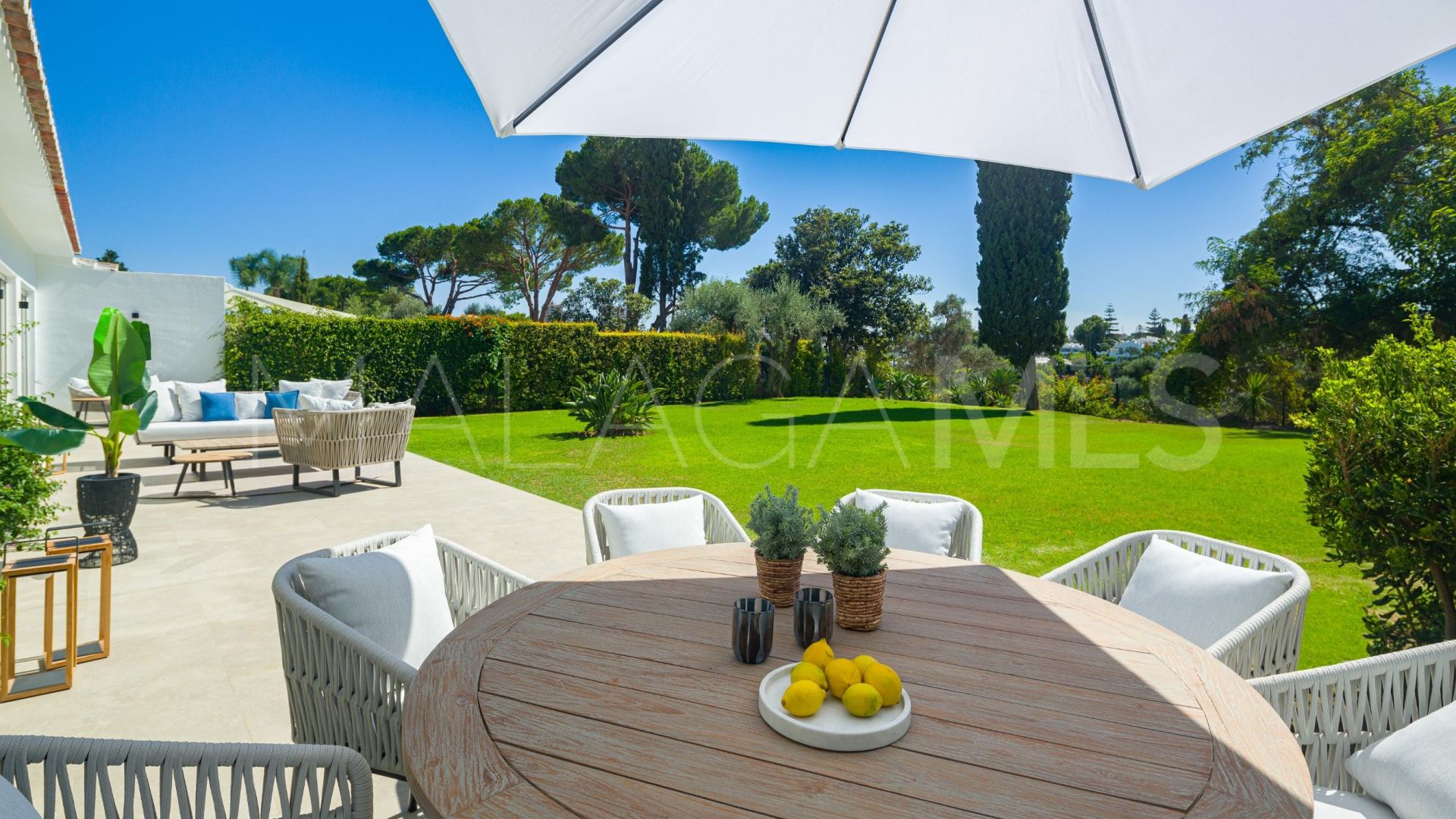 For sale semi detached villa in Nueva Andalucia