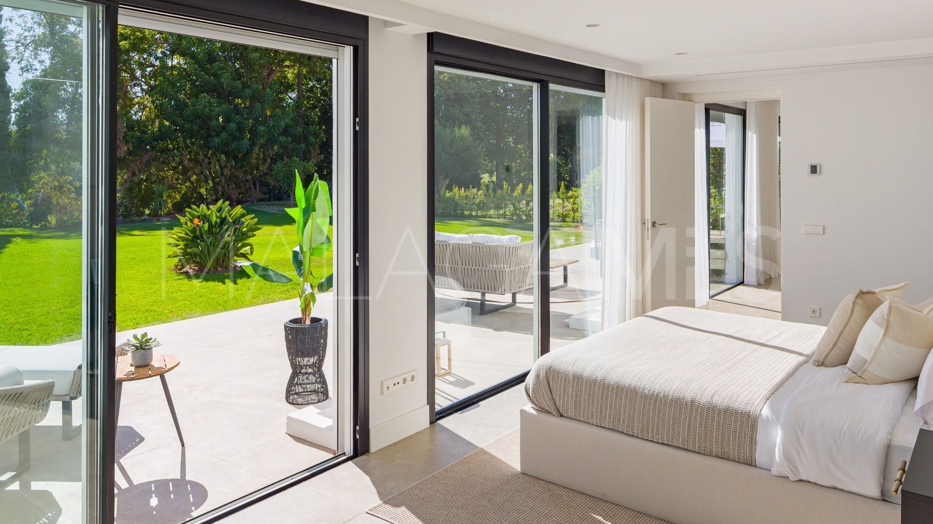 For sale semi detached villa in Nueva Andalucia