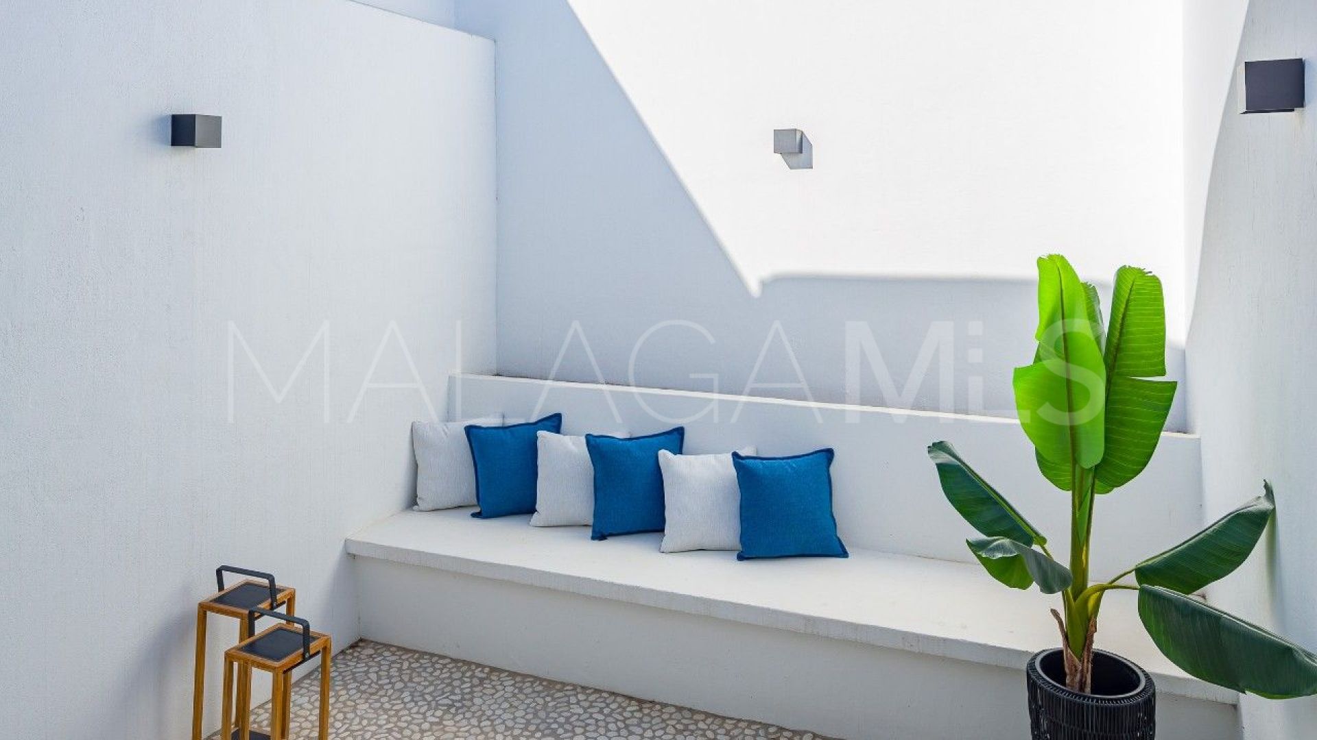 For sale semi detached villa in Nueva Andalucia