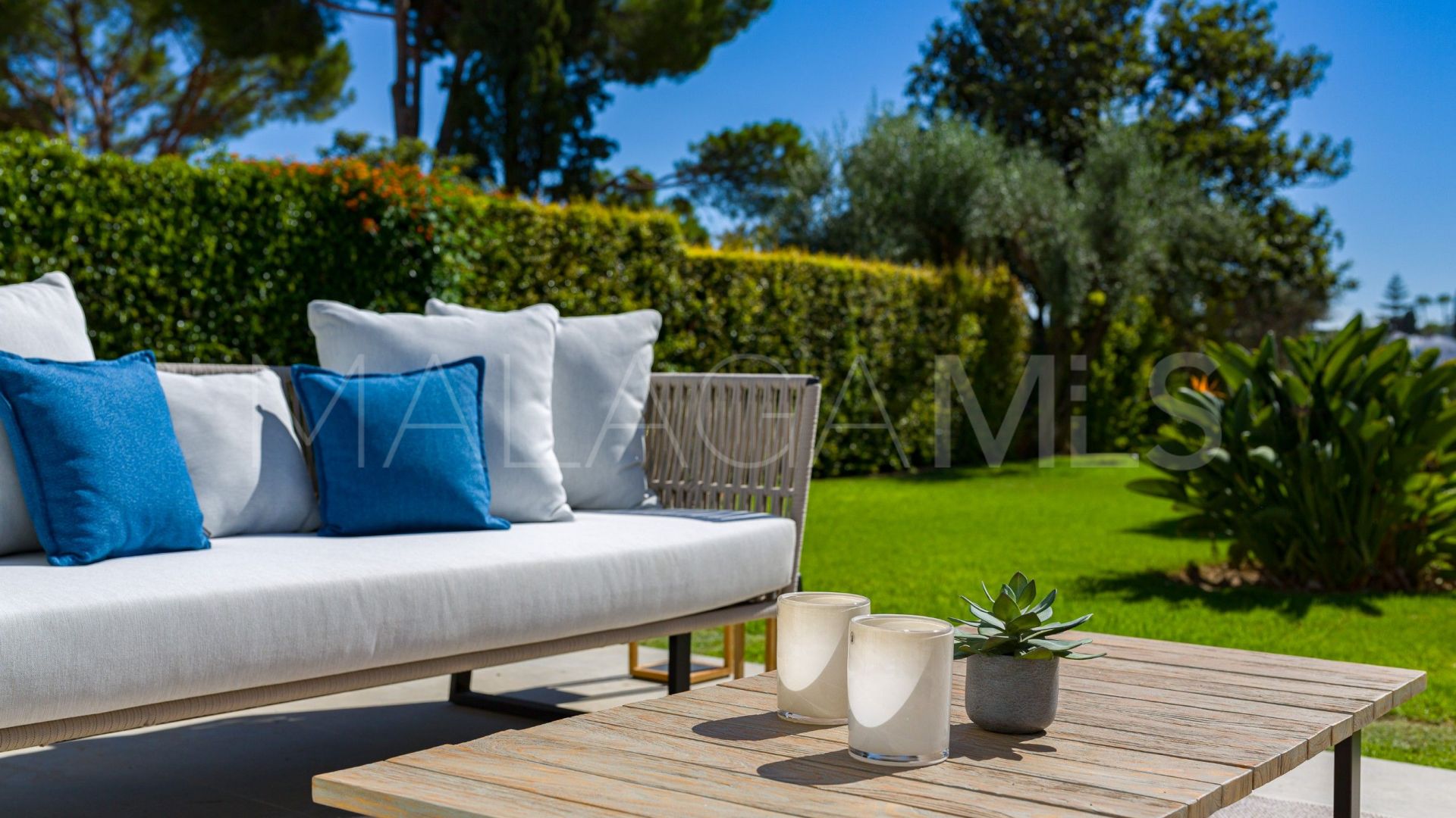 For sale semi detached villa in Nueva Andalucia