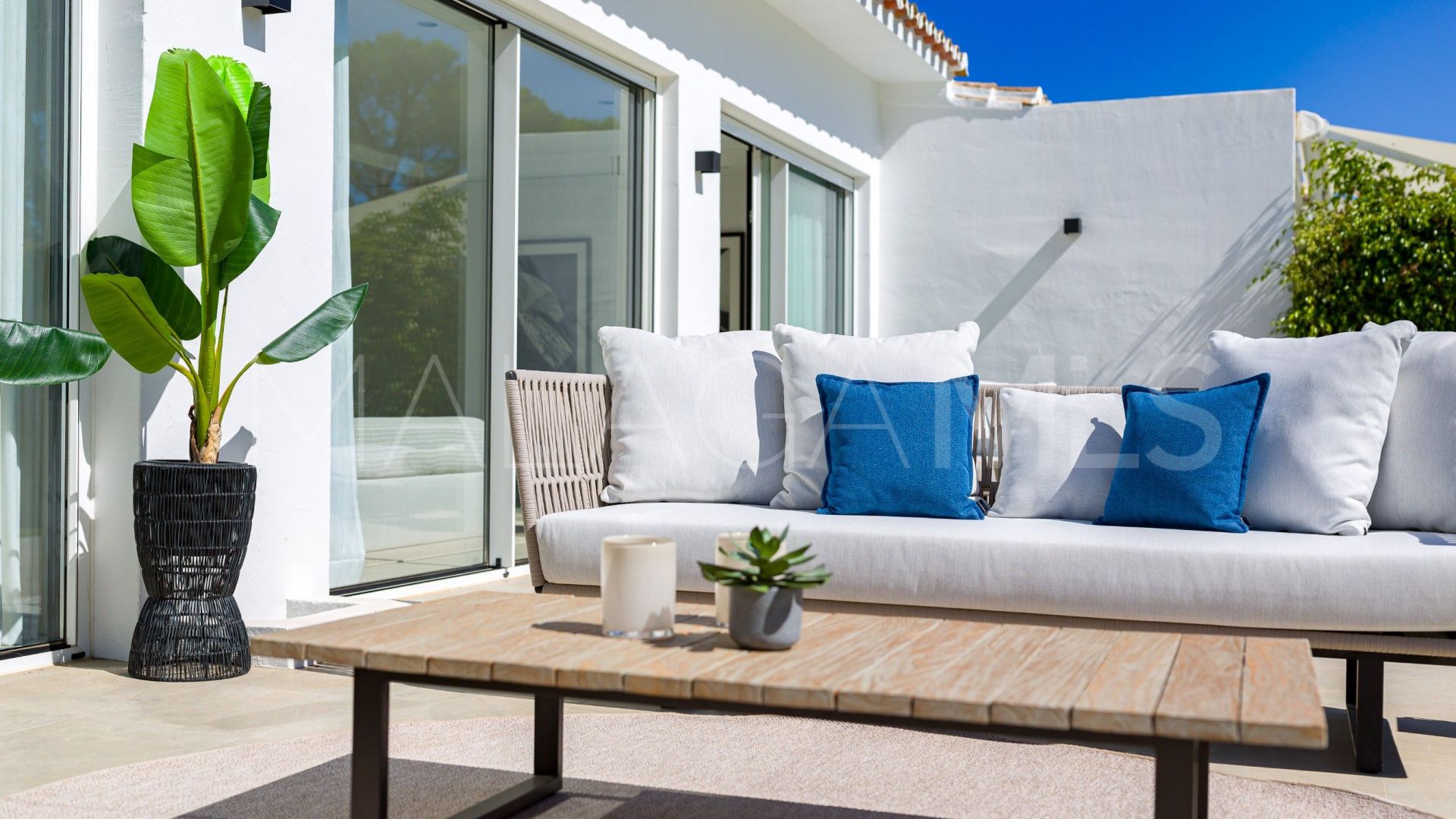 For sale semi detached villa in Nueva Andalucia