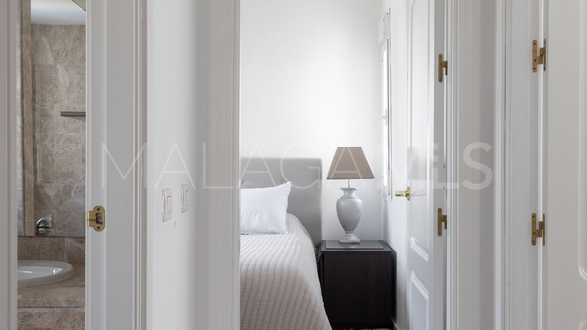 Buy duplex penthouse with 3 bedrooms in Los Naranjos de Marbella
