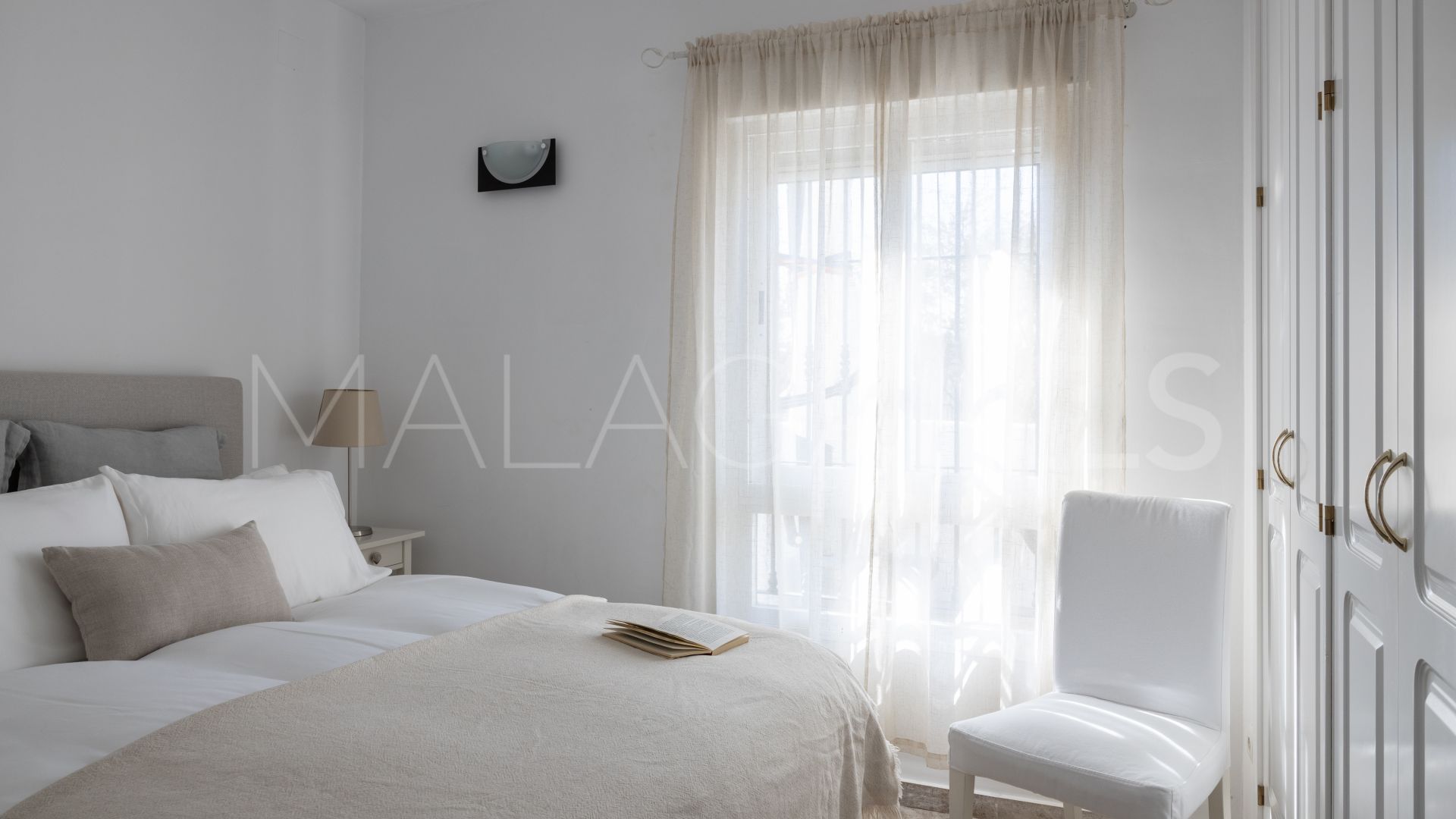 Buy duplex penthouse with 3 bedrooms in Los Naranjos de Marbella