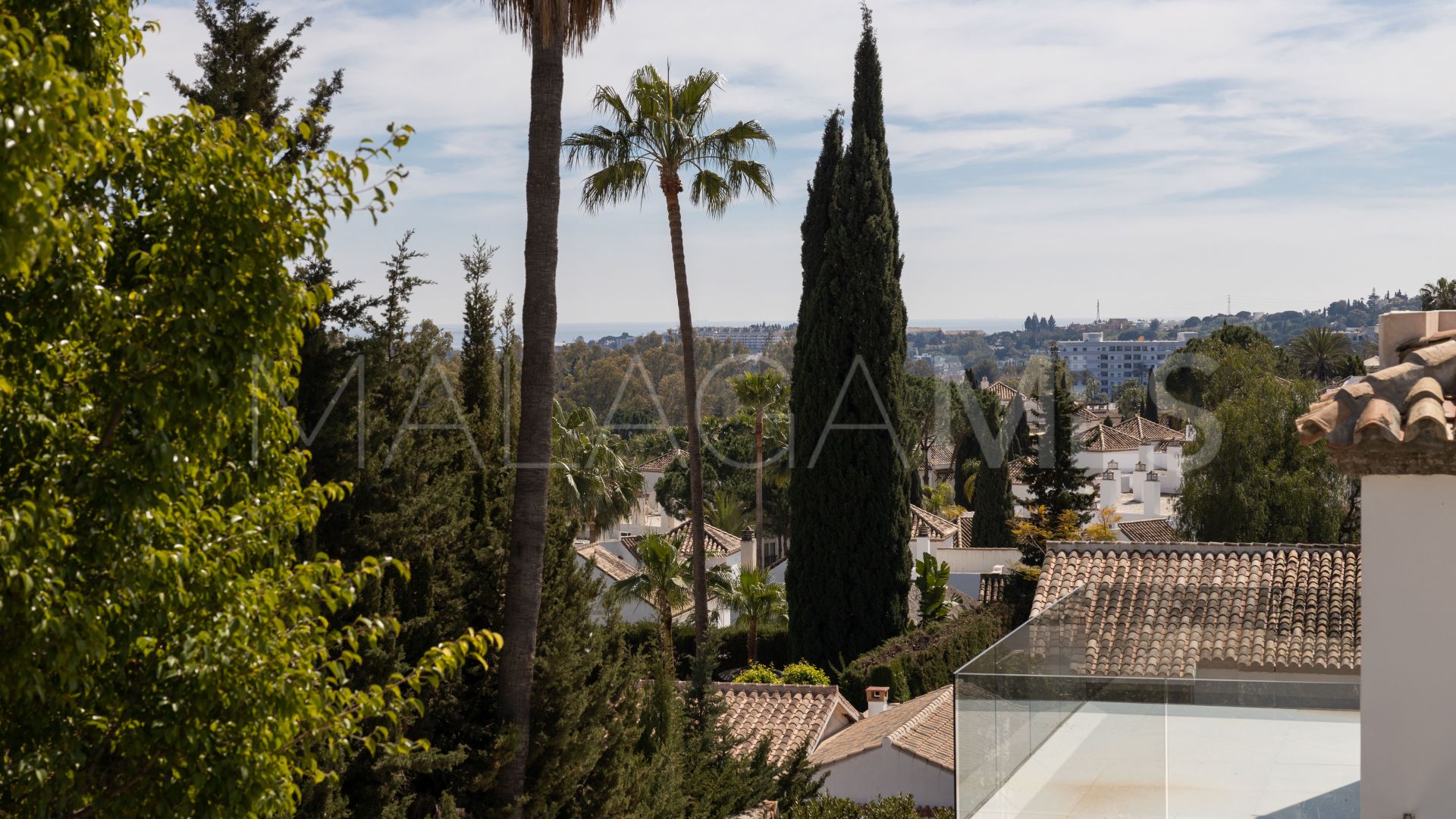 Villa for sale in Nueva Andalucia