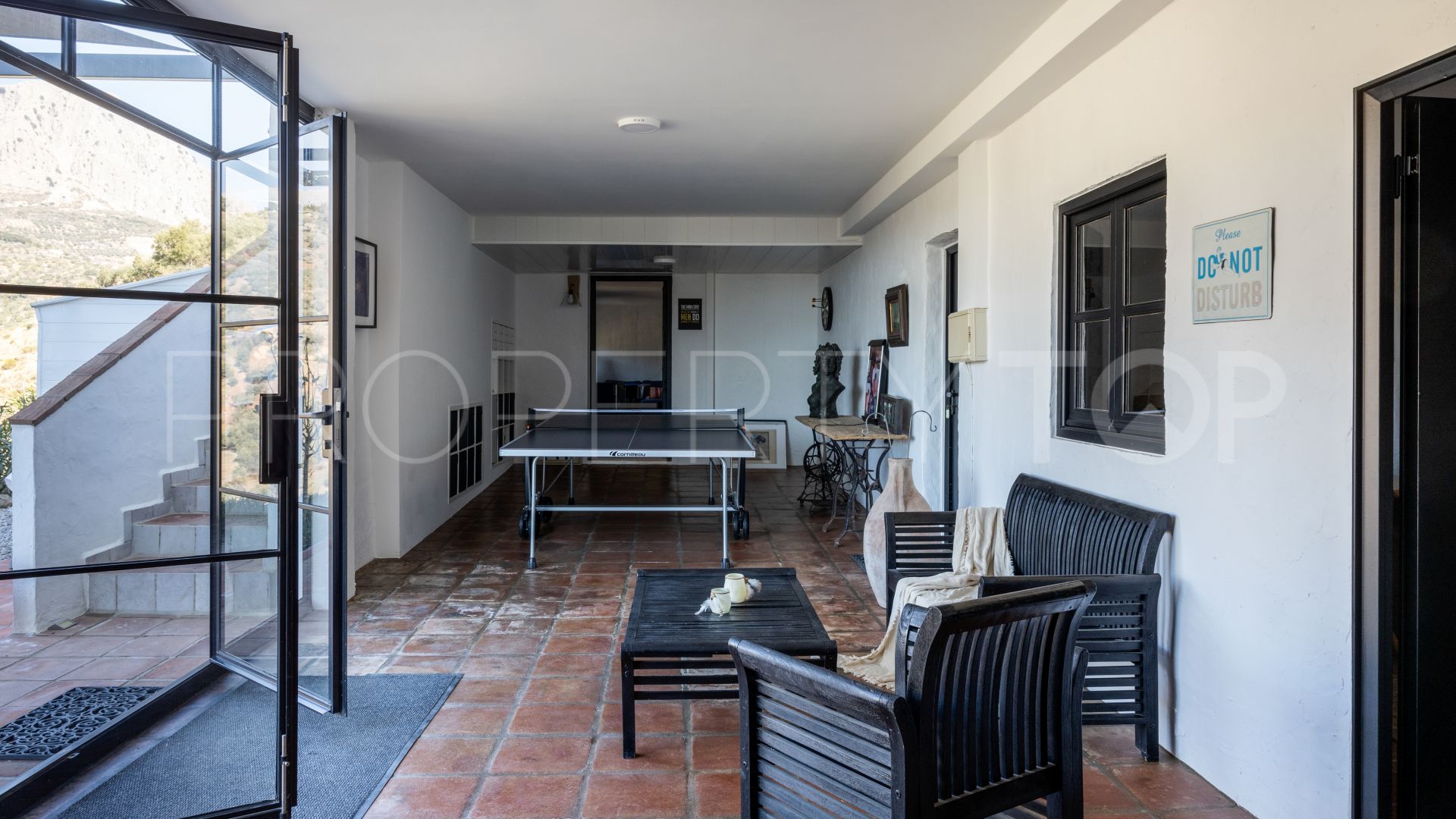 Buy cortijo with 8 bedrooms in Riogordo