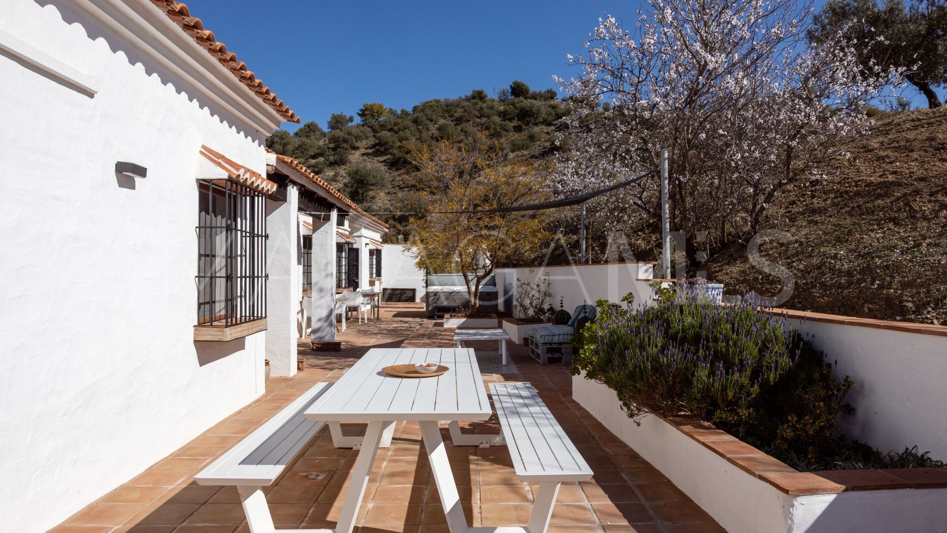 Buy cortijo with 8 bedrooms in Riogordo