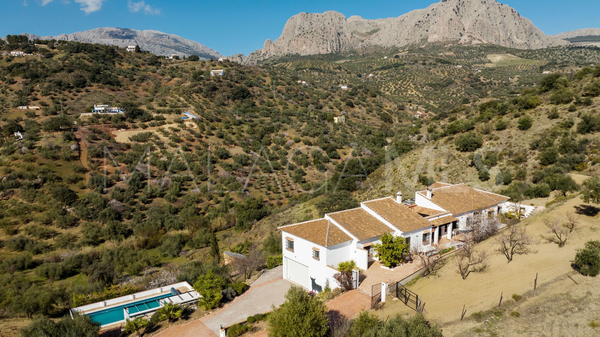 Buy cortijo with 8 bedrooms in Riogordo