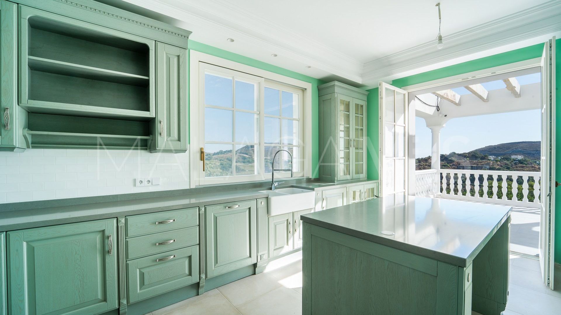 Villa for sale in Benahavis