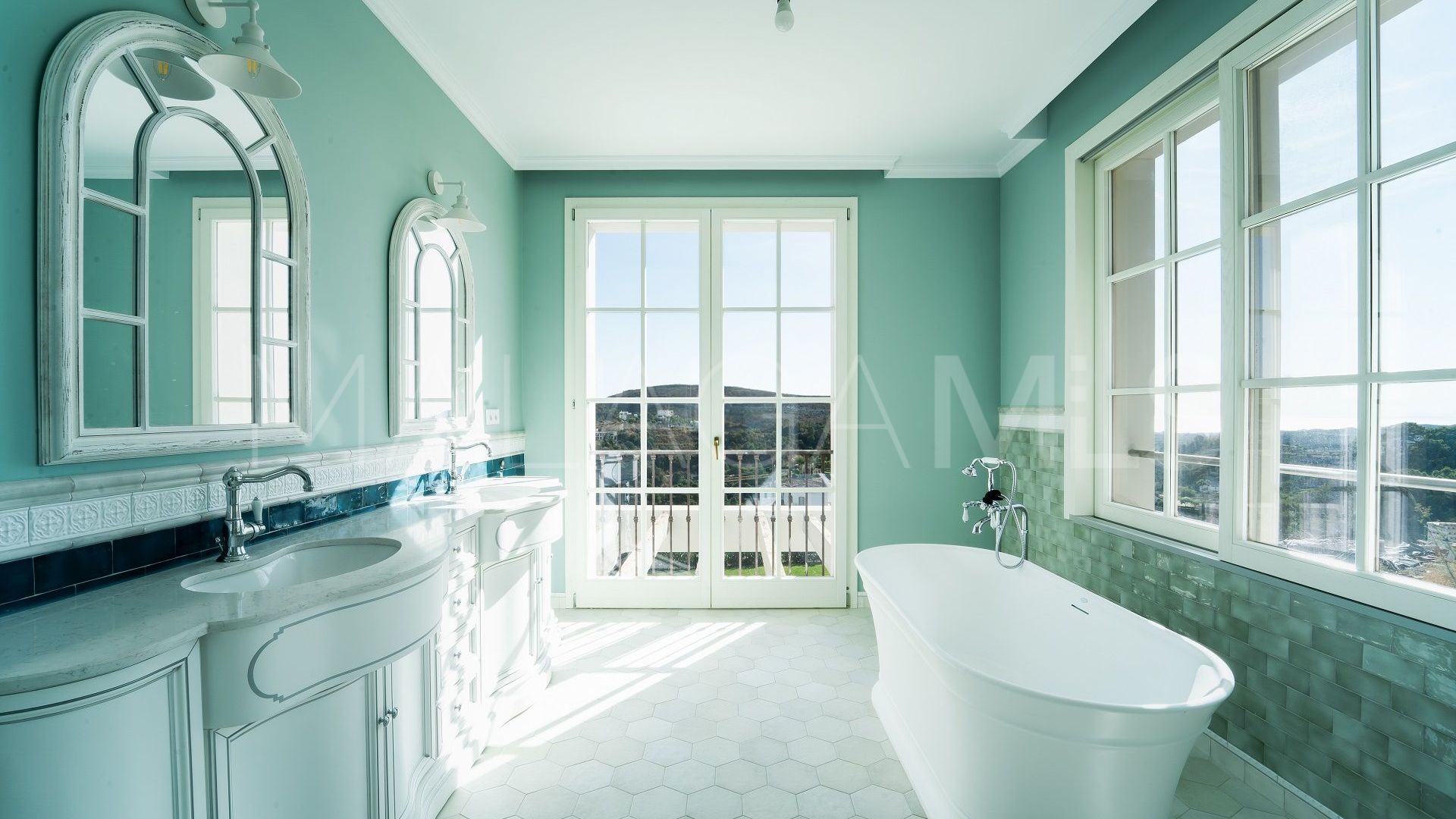 Villa for sale in Benahavis