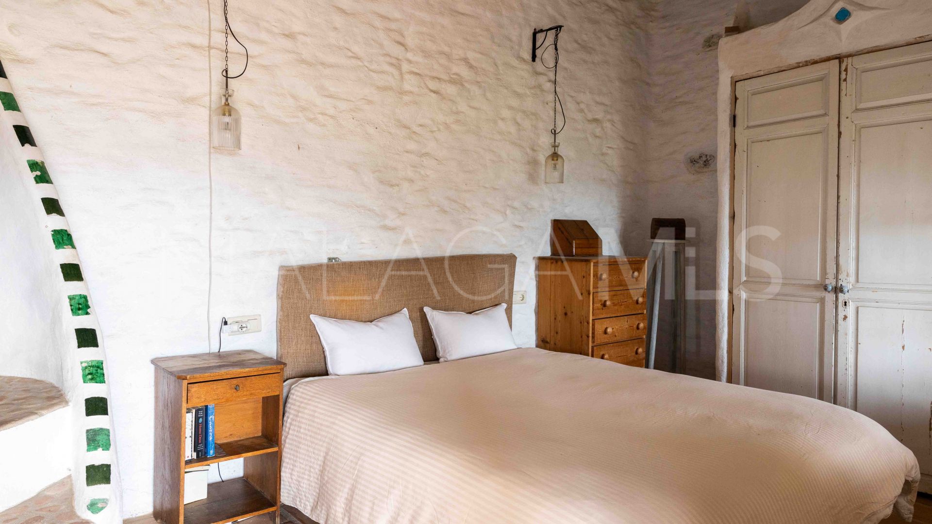 Buy edificio singular de 31 bedrooms in Viñuela