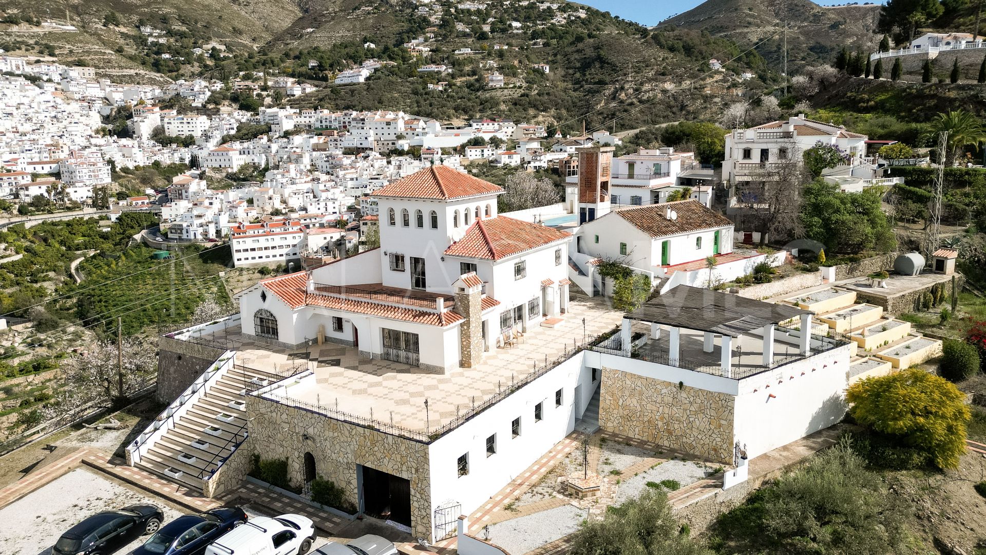 Buy Competa villa with 5 bedrooms