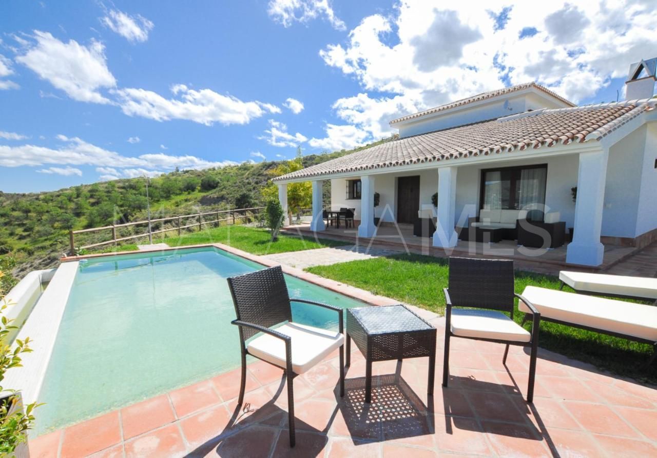 Villa for sale in Alora with 4 bedrooms