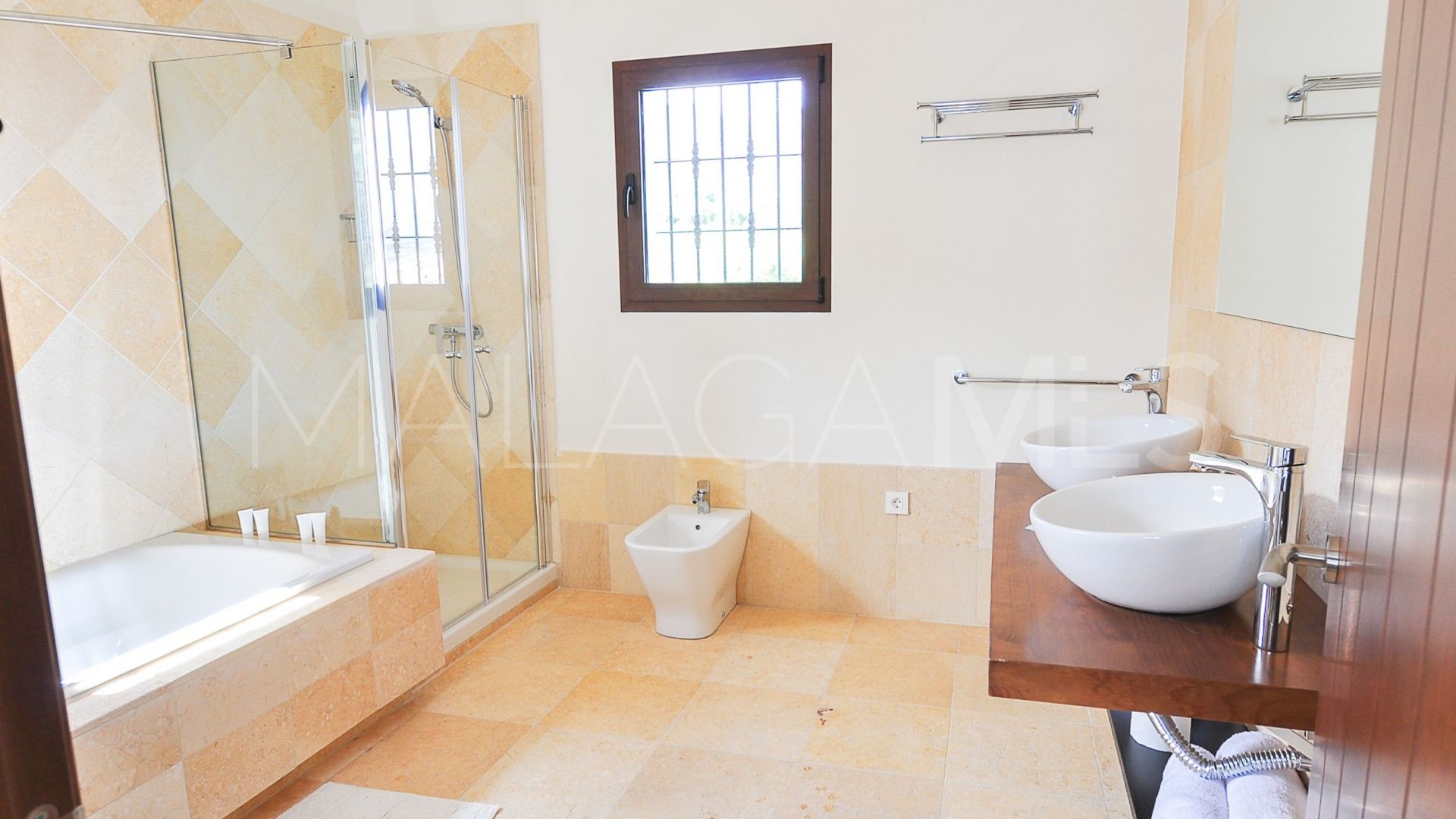 Villa for sale in Alora with 4 bedrooms