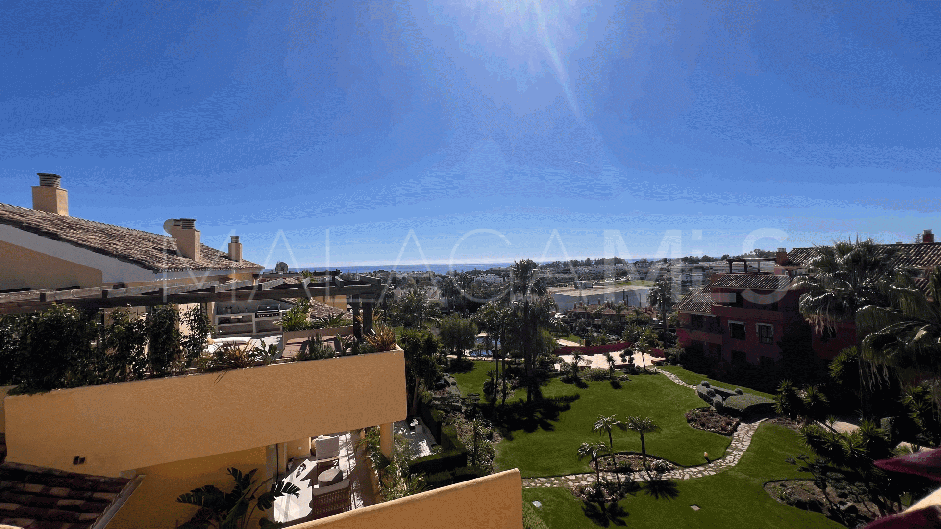 Buy duplex penthouse with 4 bedrooms in Estepona East