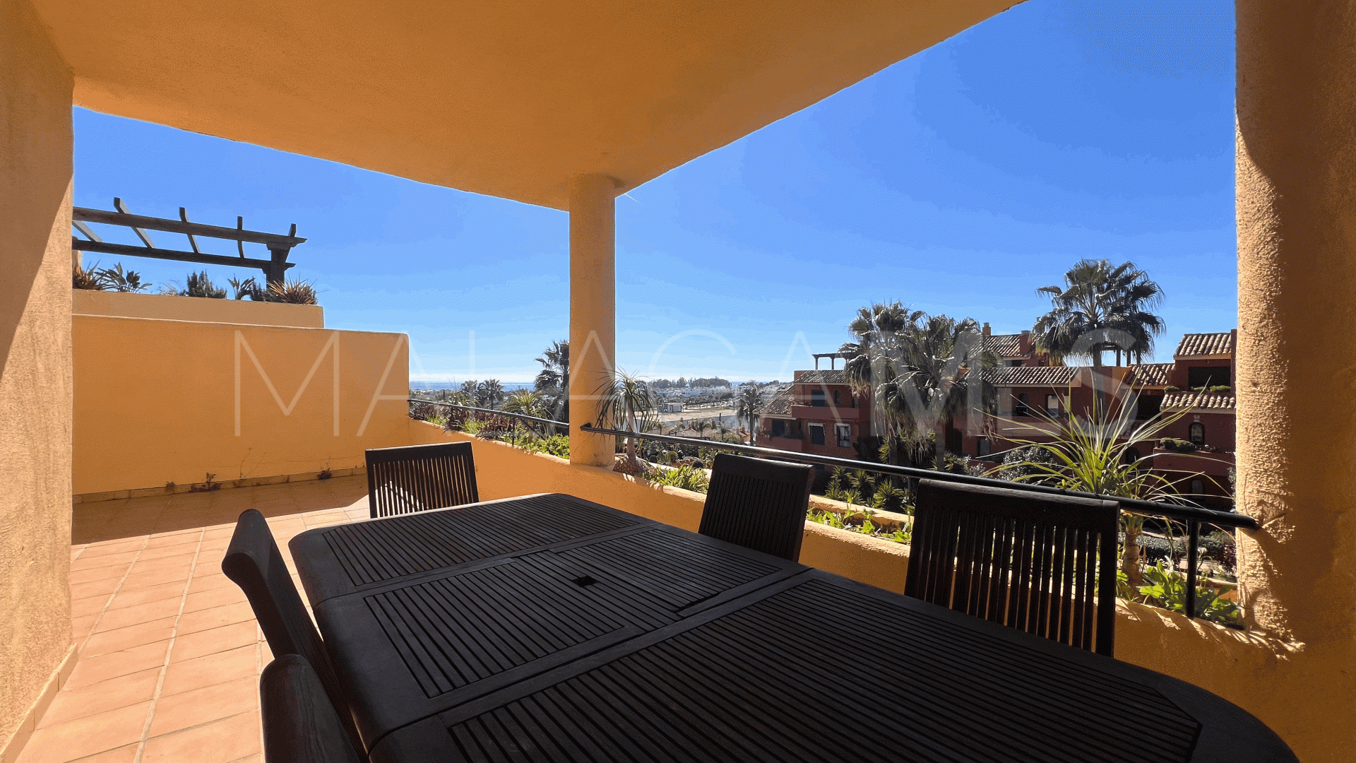 Buy duplex penthouse with 4 bedrooms in Estepona East