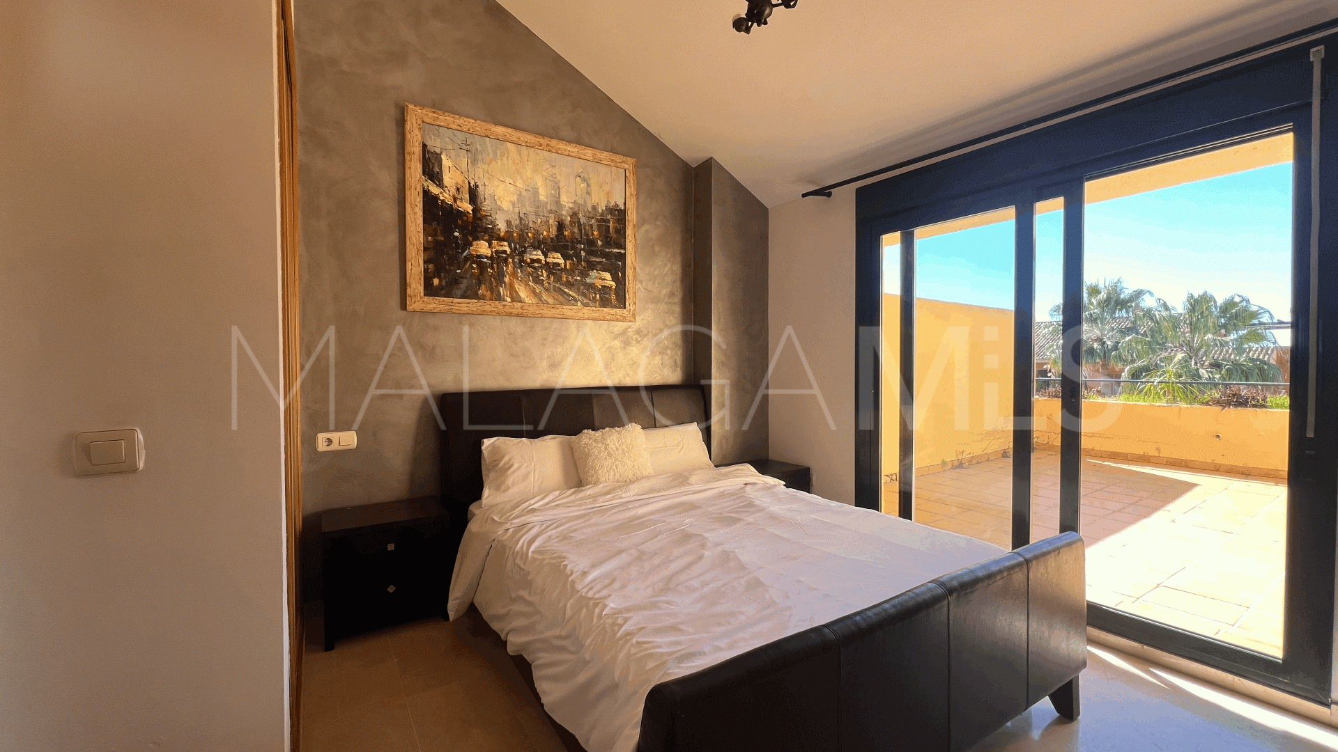 Buy duplex penthouse with 4 bedrooms in Estepona East